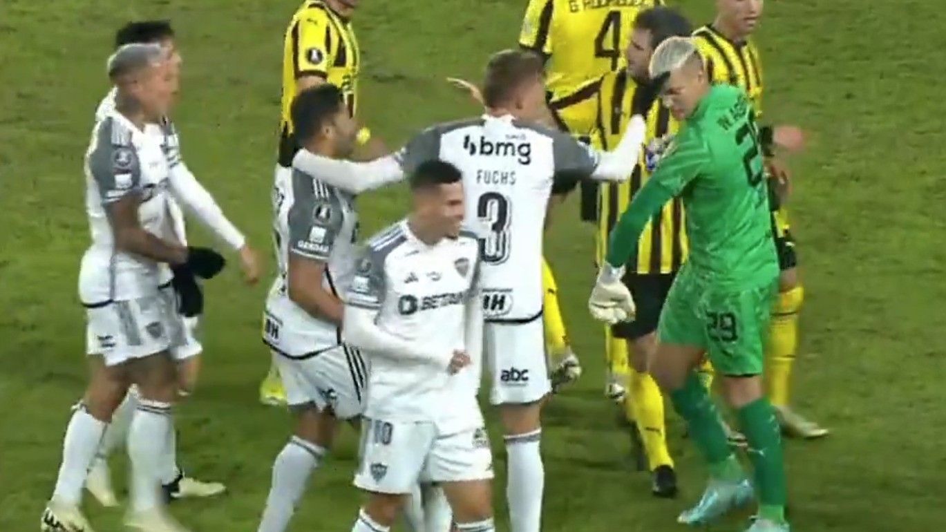 Goleiro do Peñarol provoca Atlético ao mostrar títulos da Libertadores: '5 a 1'