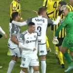 Goleiro do Peñarol provoca Atlético ao mostrar títulos da Libertadores: '5 a 1'