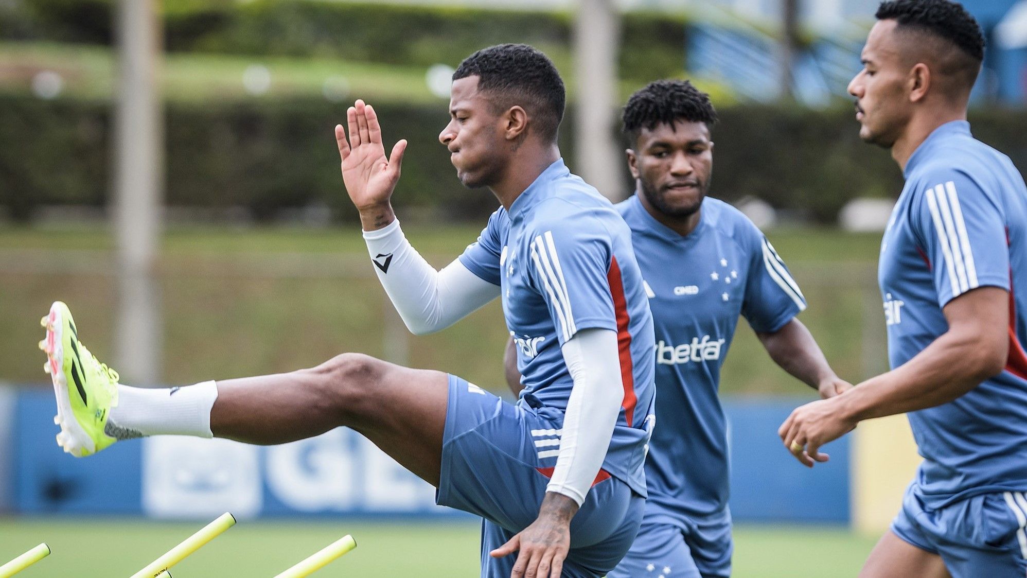Atacante do Cruzeiro é liberado, volta aos treinos e vira opção para Seabra