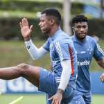 Atacante do Cruzeiro é liberado, volta aos treinos e vira opção para Seabra