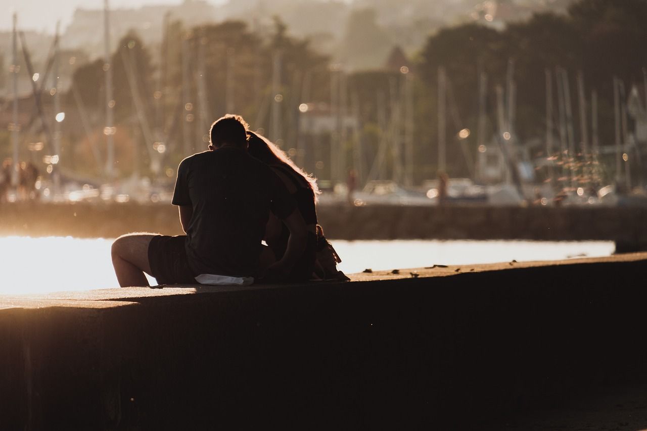 Entenda o que é agamia, forma de relacionamento que cresce entre jovens no Brasil
