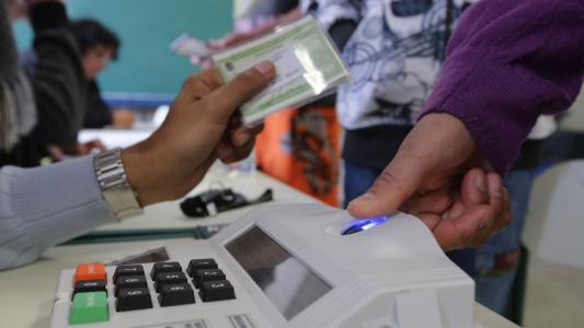 Saiba como eleitor sem biometria cadastrada pode votar nas eleições municipais de 2024 | CNN Brasil