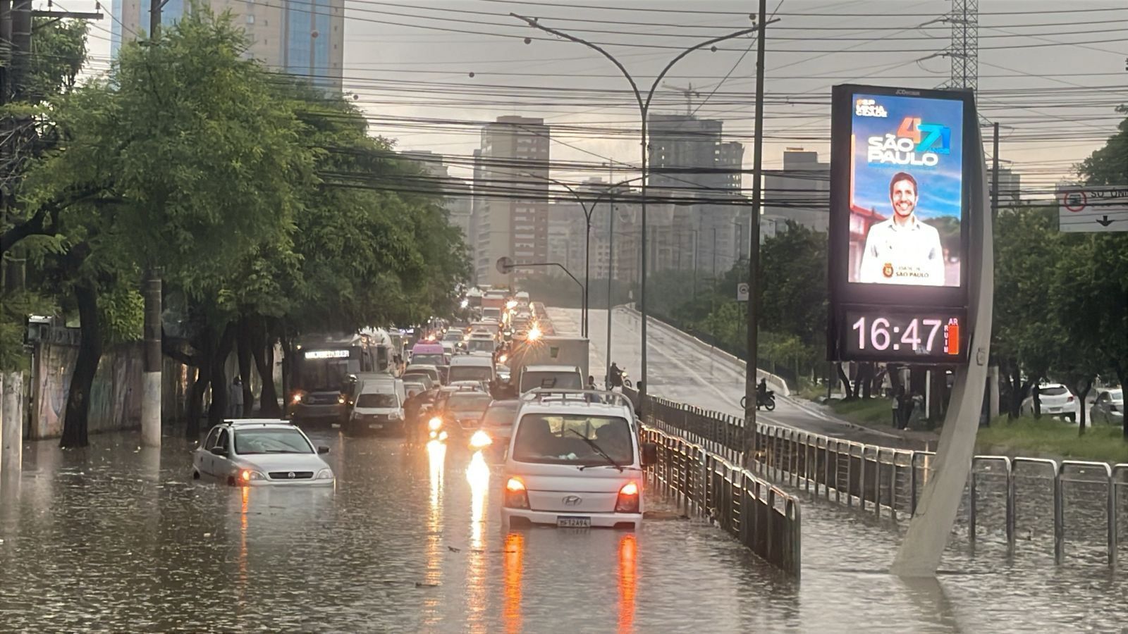 MG, RJ e SP estão sob alerta vermelho de 'grande perigo' de chuva, diz Inmet