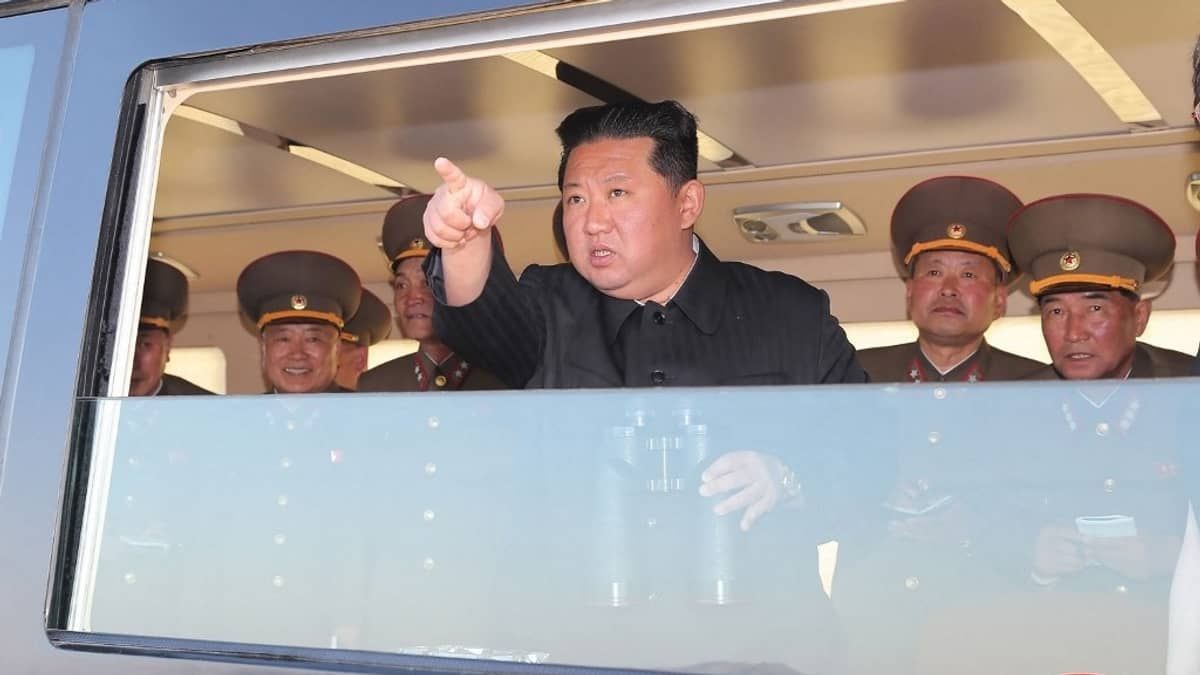 Kim Jong-un conduziu simulação de 'contra-ataque nuclear', admite governo