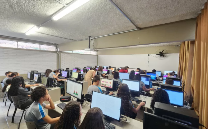 Minas Gerais oficializa currículo de Computação e fortalece educação digital nas escolas