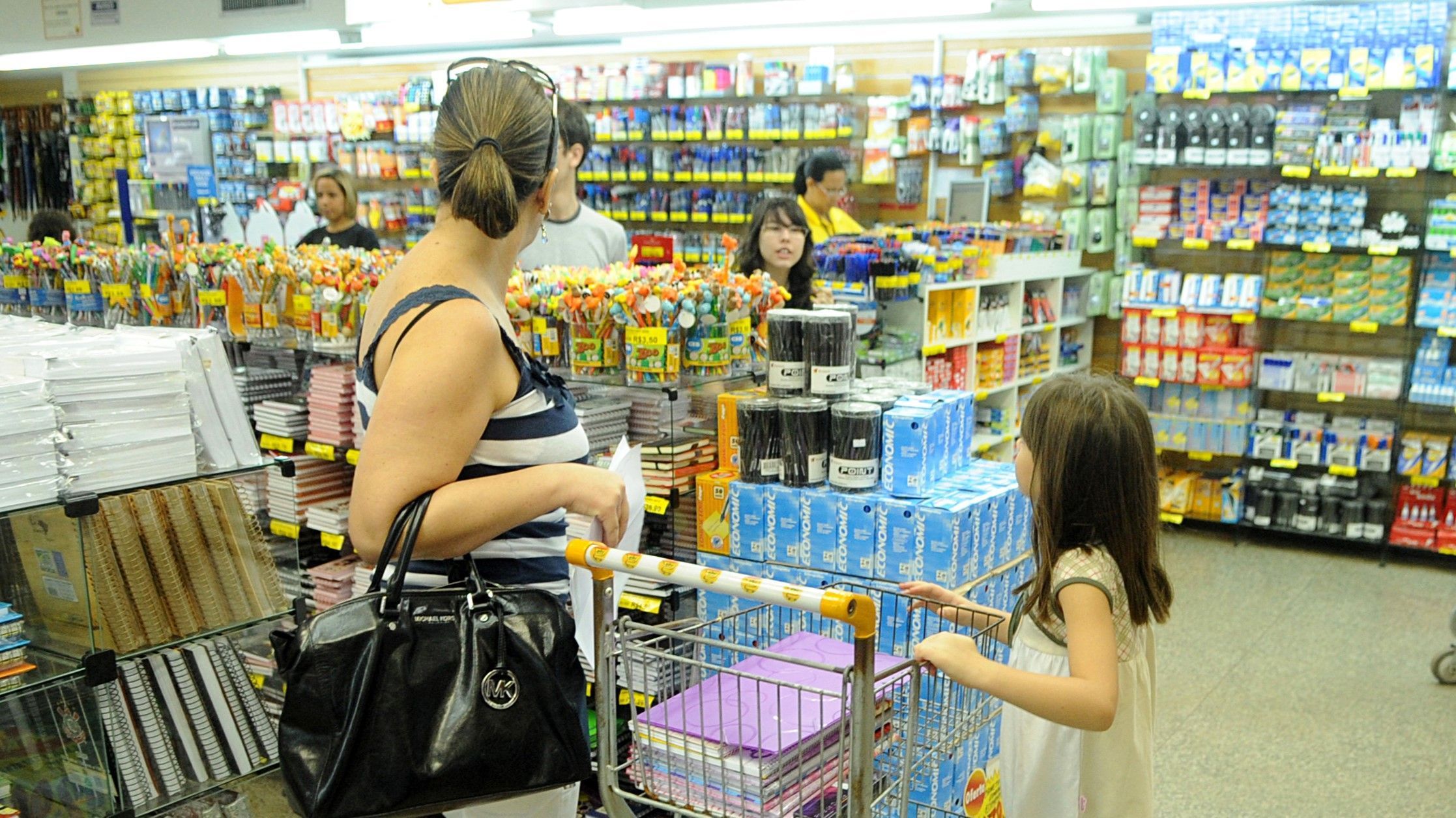Inflação volta a acelerar e fecha fevereiro em 0,83%