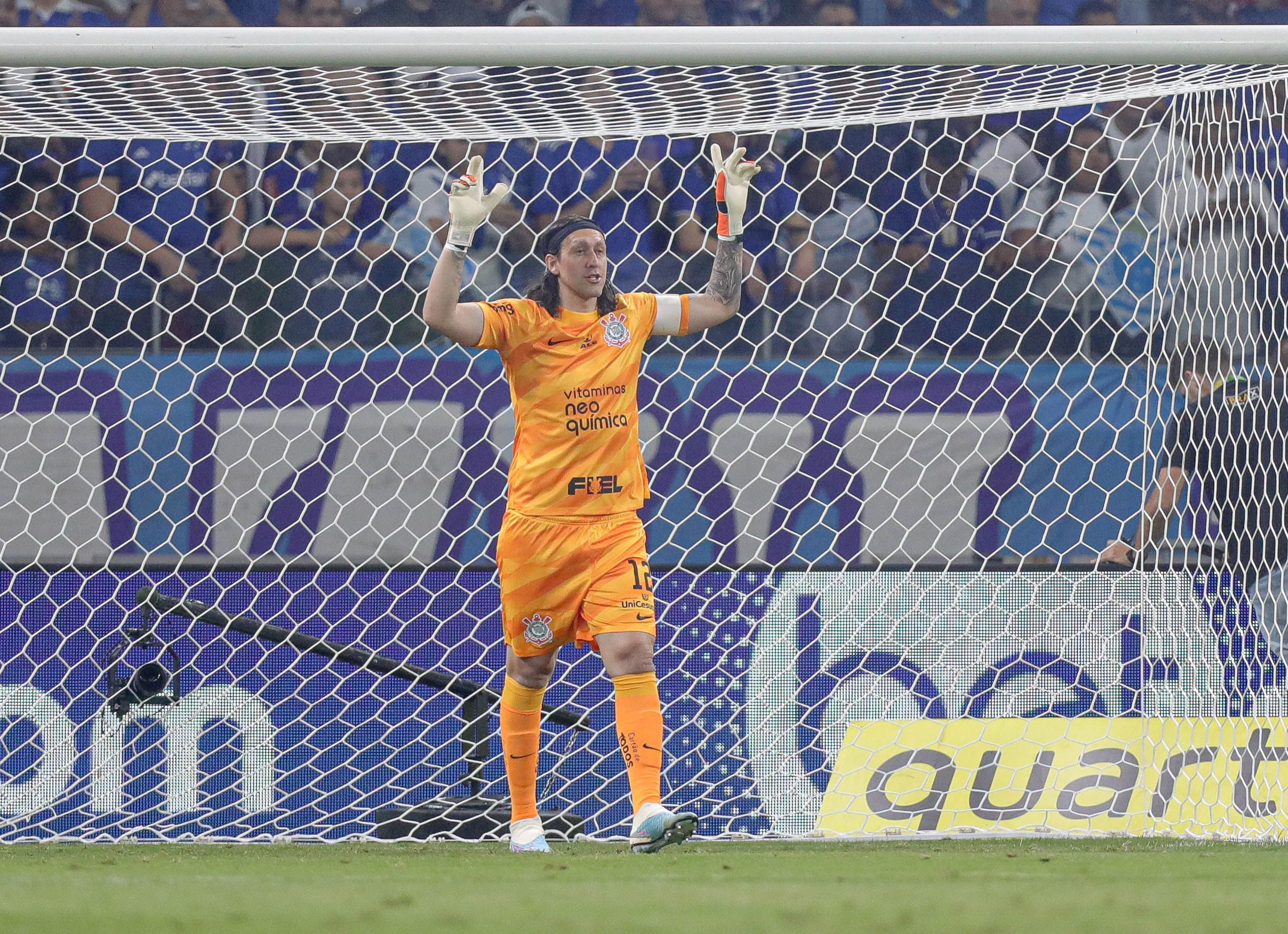 Cruzeiro busca goleiro no mercado e sonda Cássio, do Corinthians