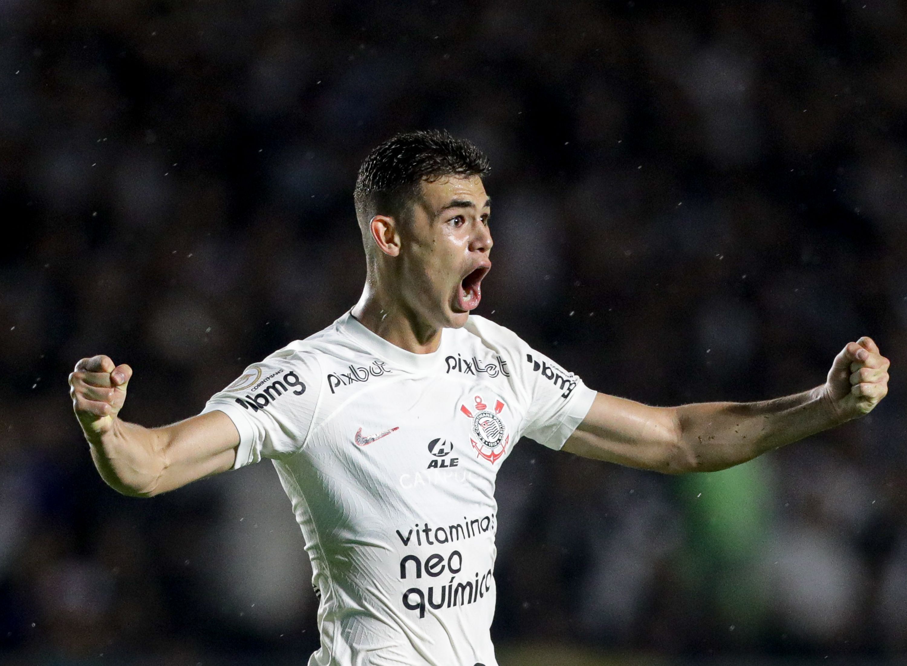 Gabriel Moscardo, do Corinthians, recebe prêmio de revelação do Campeonato Brasileiro