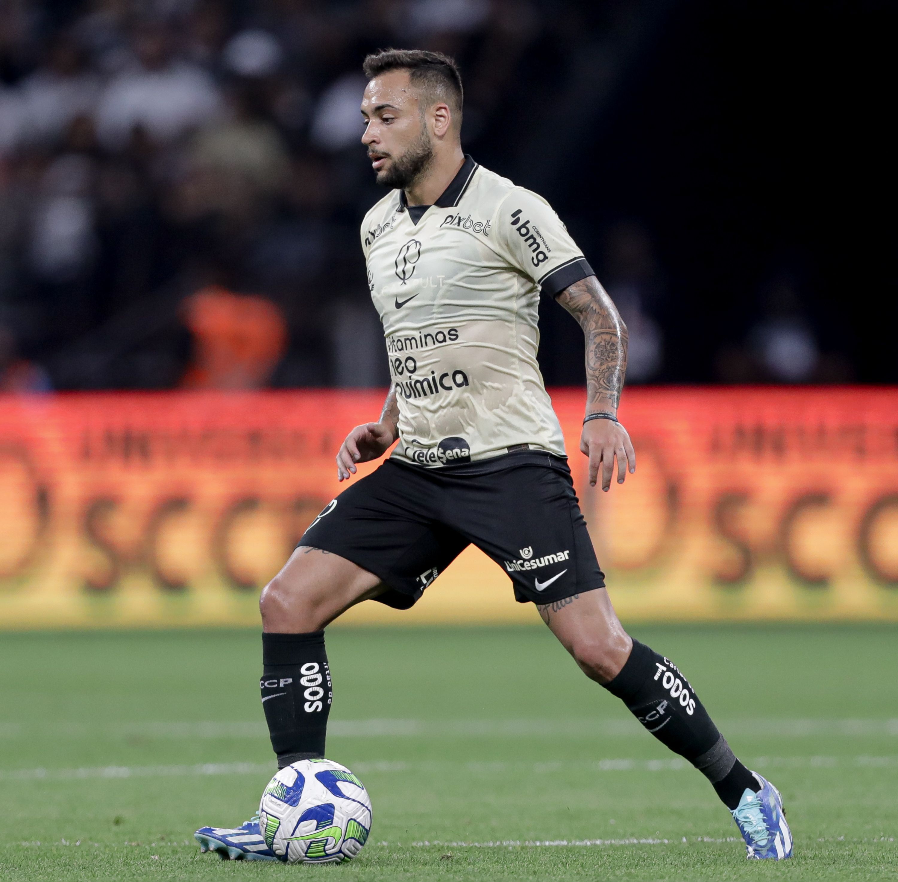 Corinthians abre conversas pela permanência de Maycon