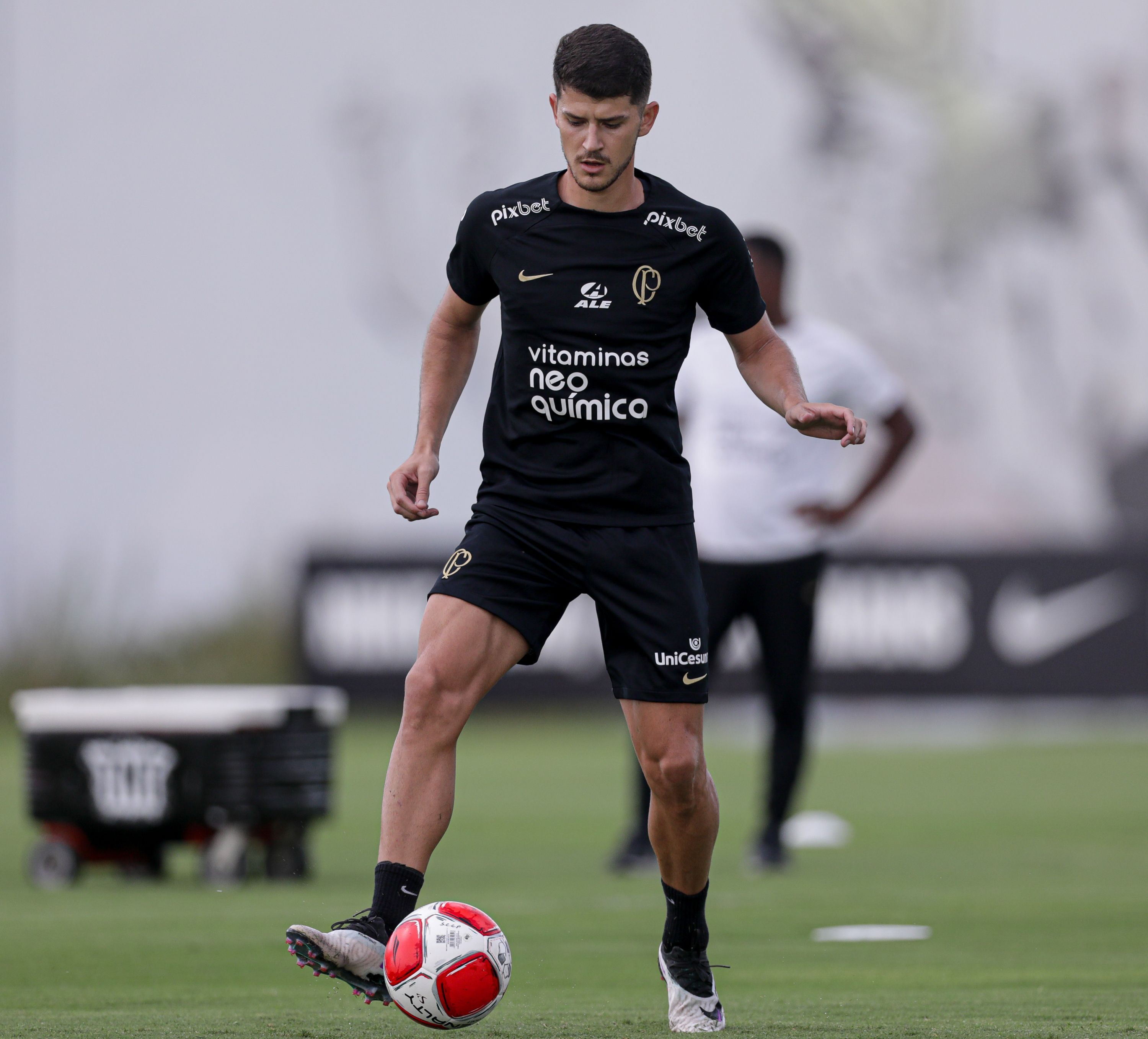 Hugo vê Corinthians como 'sonho' e valoriza torcida: 'É surreal'