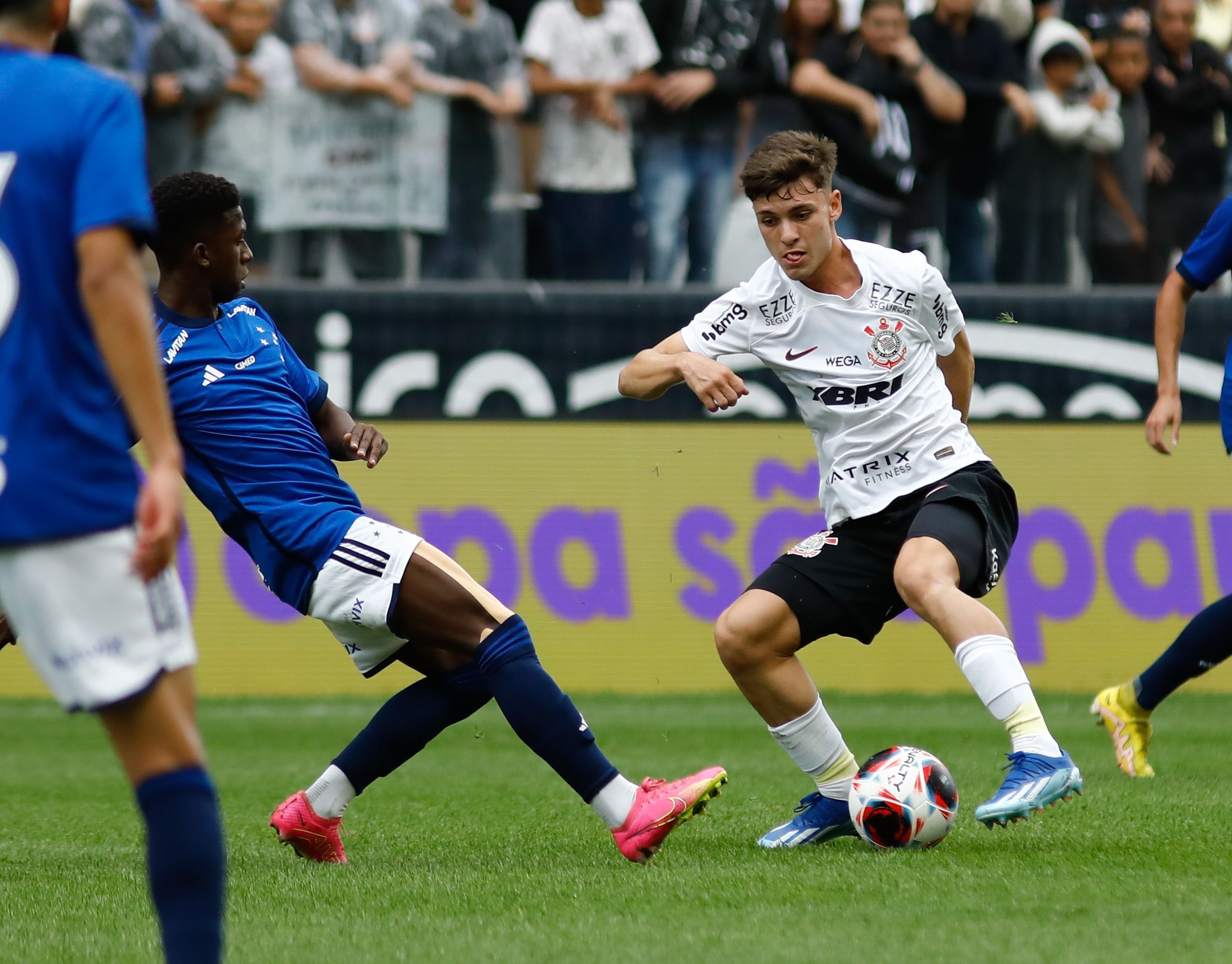 Corinthians abre conversas para renovar com Breno Bidon, eleito melhor da Copinha