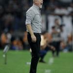 Mano Menezes responde sobre piora no elenco do Corinthians: 'A matemática não mente'