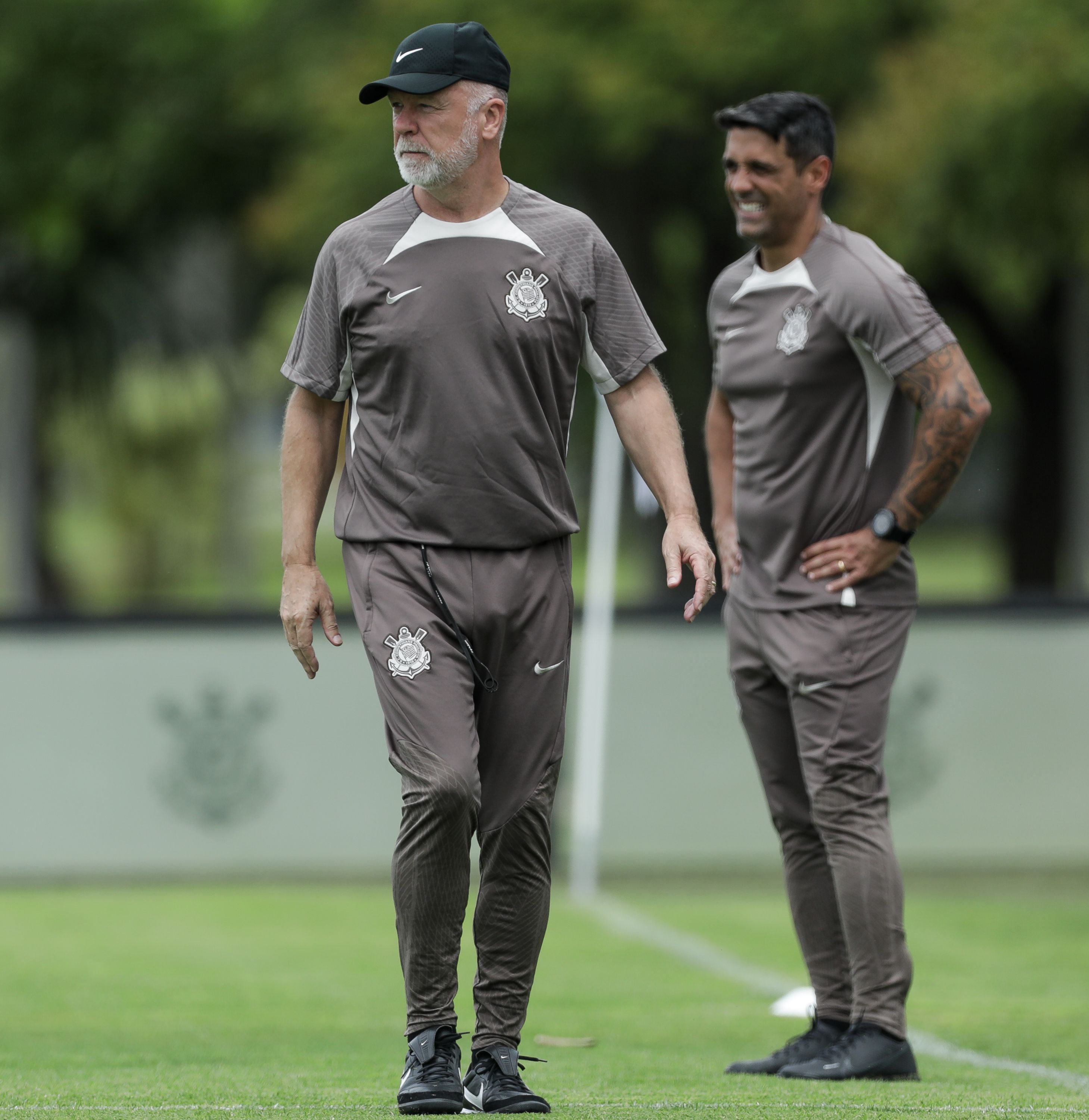 Sem Rojas e Yuri, Mano Menezes faz três testes em escalação do Corinthians