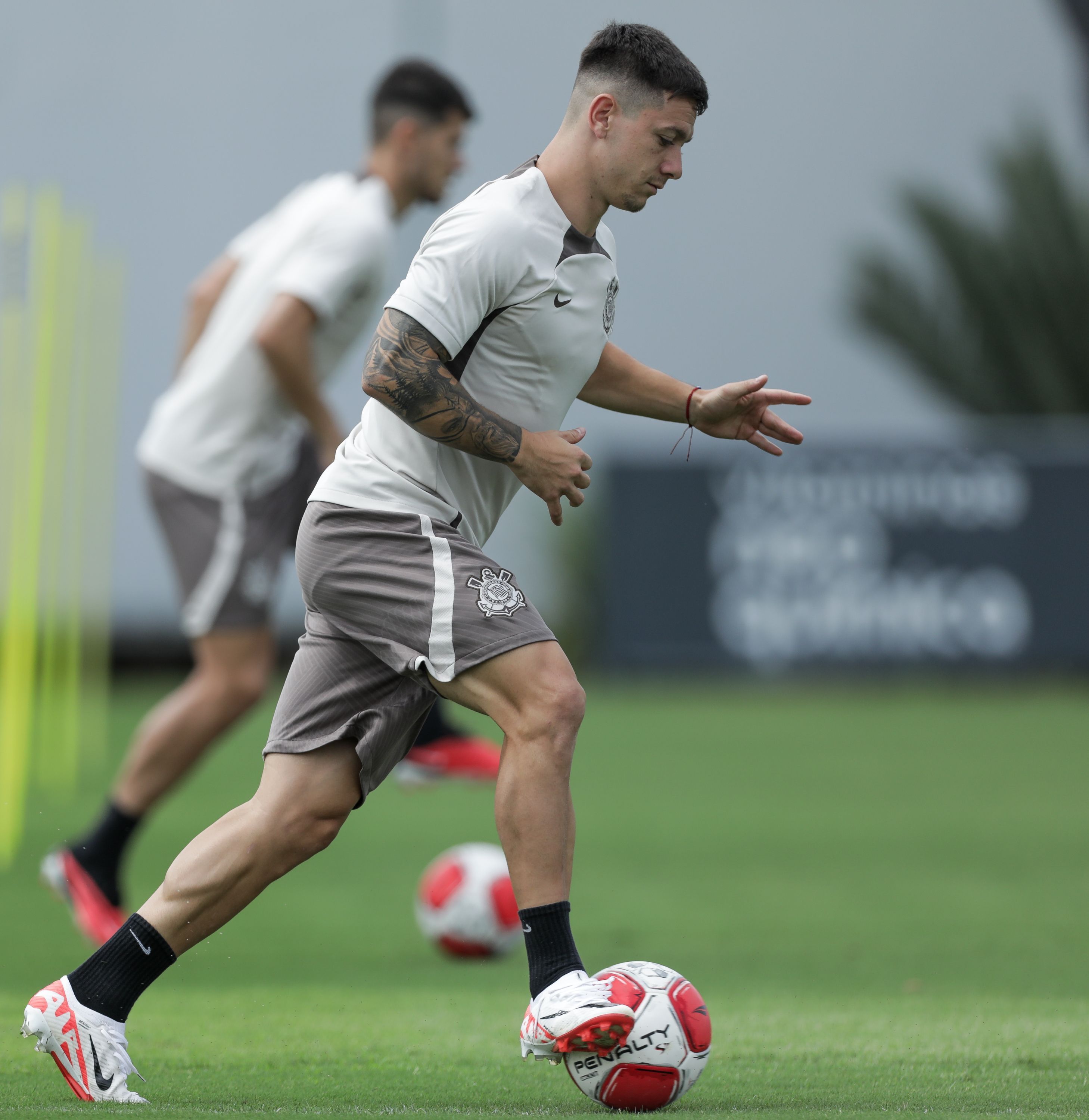 Corinthians inicia semana pressionado e com expectativa por Garro em clássico