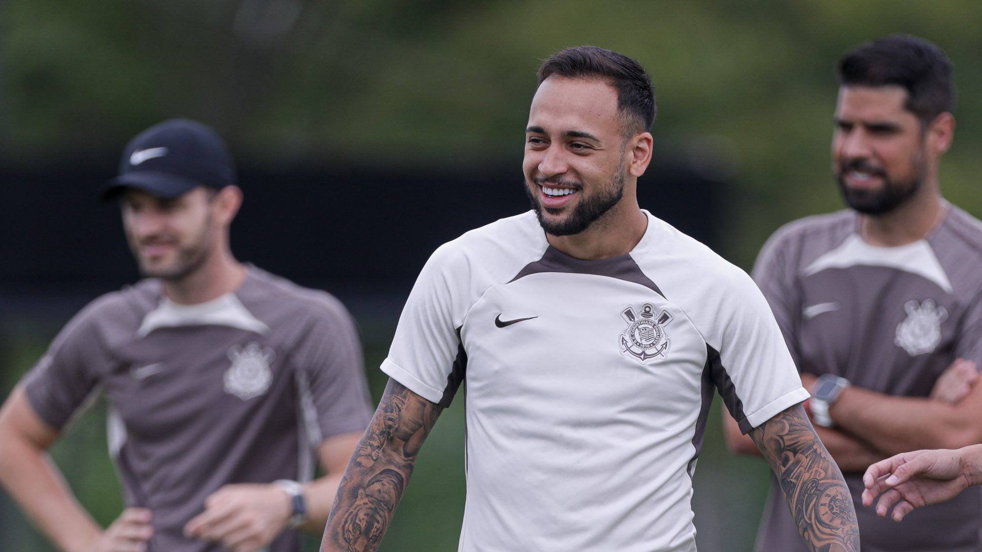 António Oliveira crava permanência de Maycon no Corinthians: 'Ele fica'