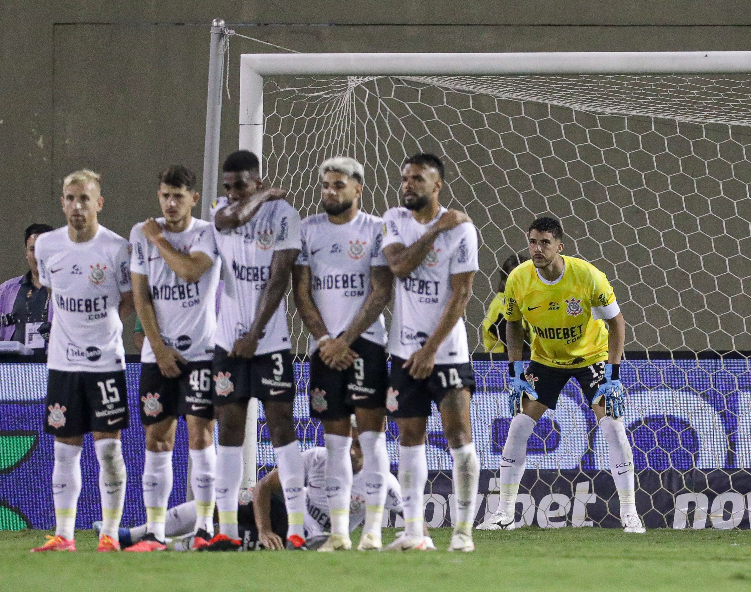 Corinthians não tinha um jogador de linha como goleiro há 16 anos; relembre