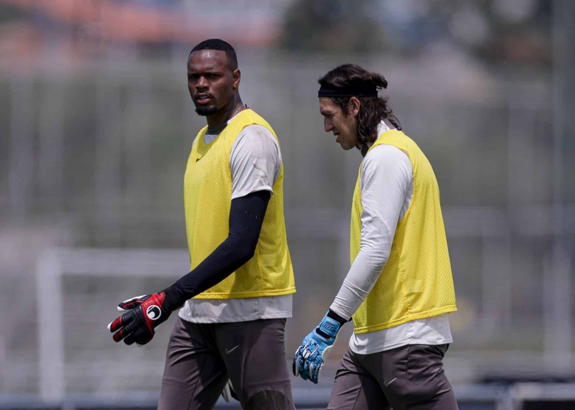 António Oliveira blinda Cássio e evita cravar goleiro titular do Corinthians