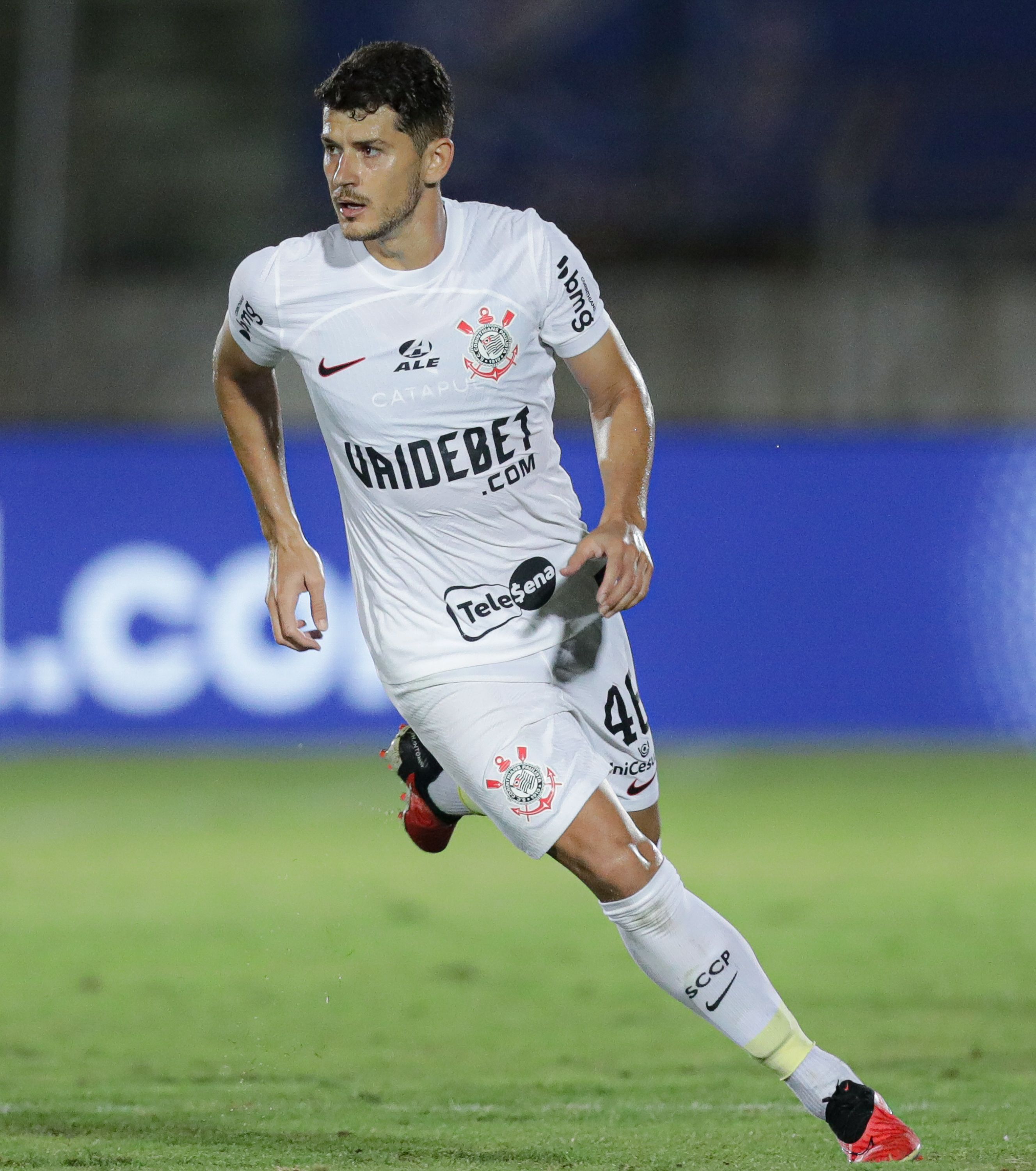 Hugo vai bem em primeiro teste com António e busca se consolidar no Corinthians