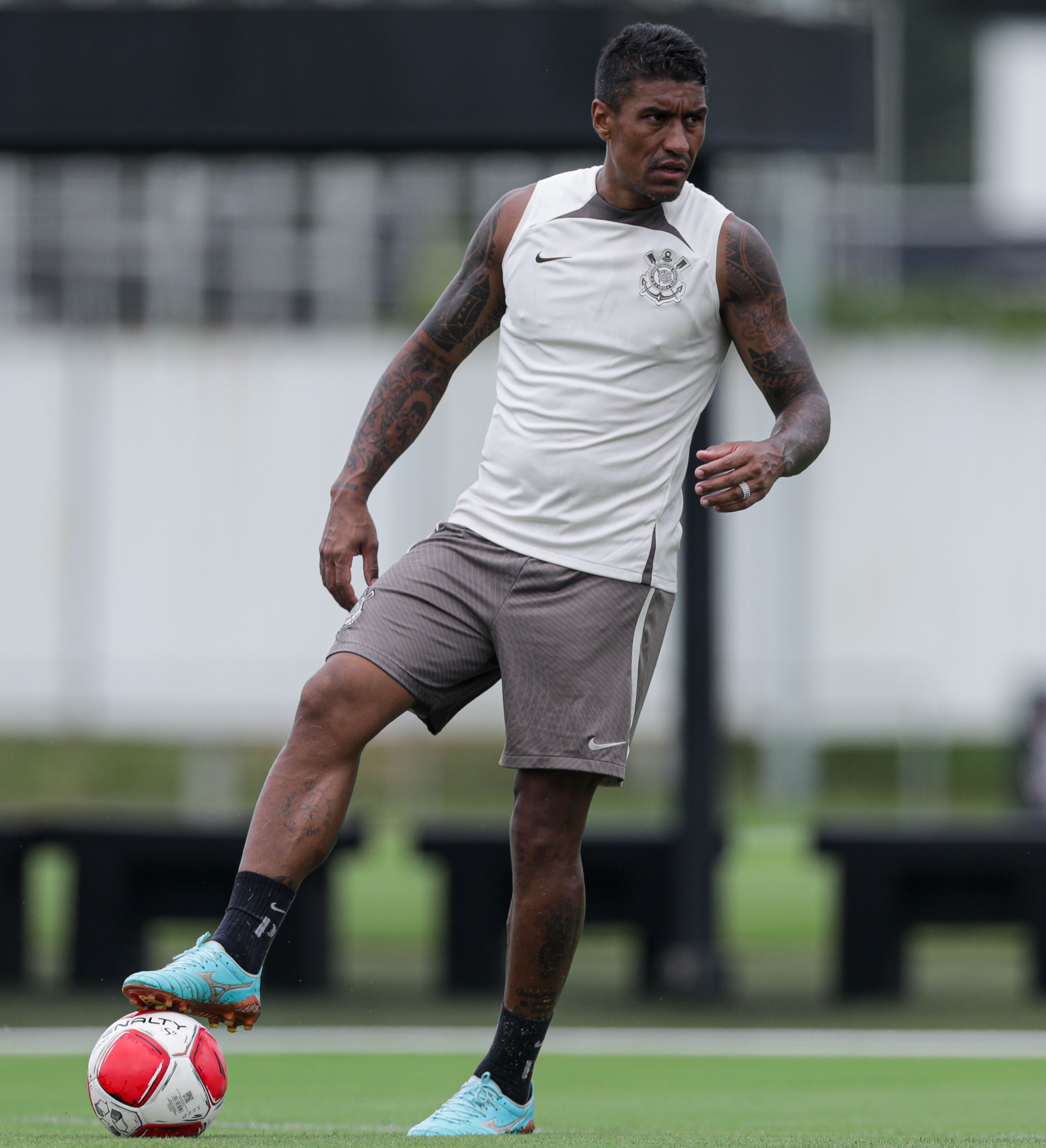 Paulinho volta a treinar com o elenco, e Corinthians já estima prazo de retorno
