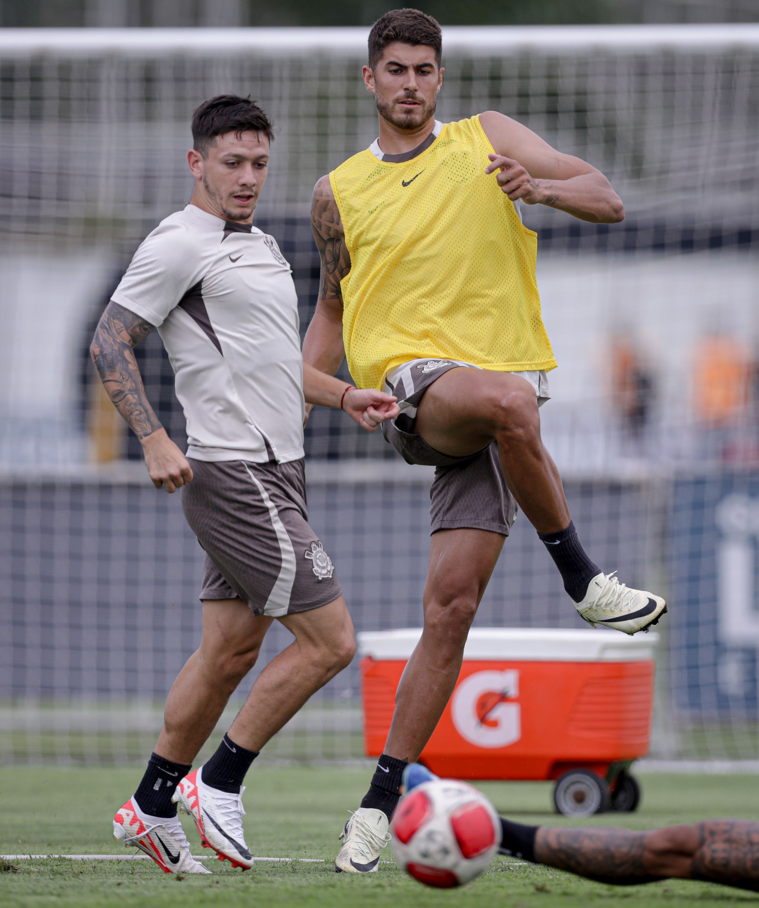 Fora contra o Água Santa, titulares do Corinthians treinam no CT Joaquim Grava