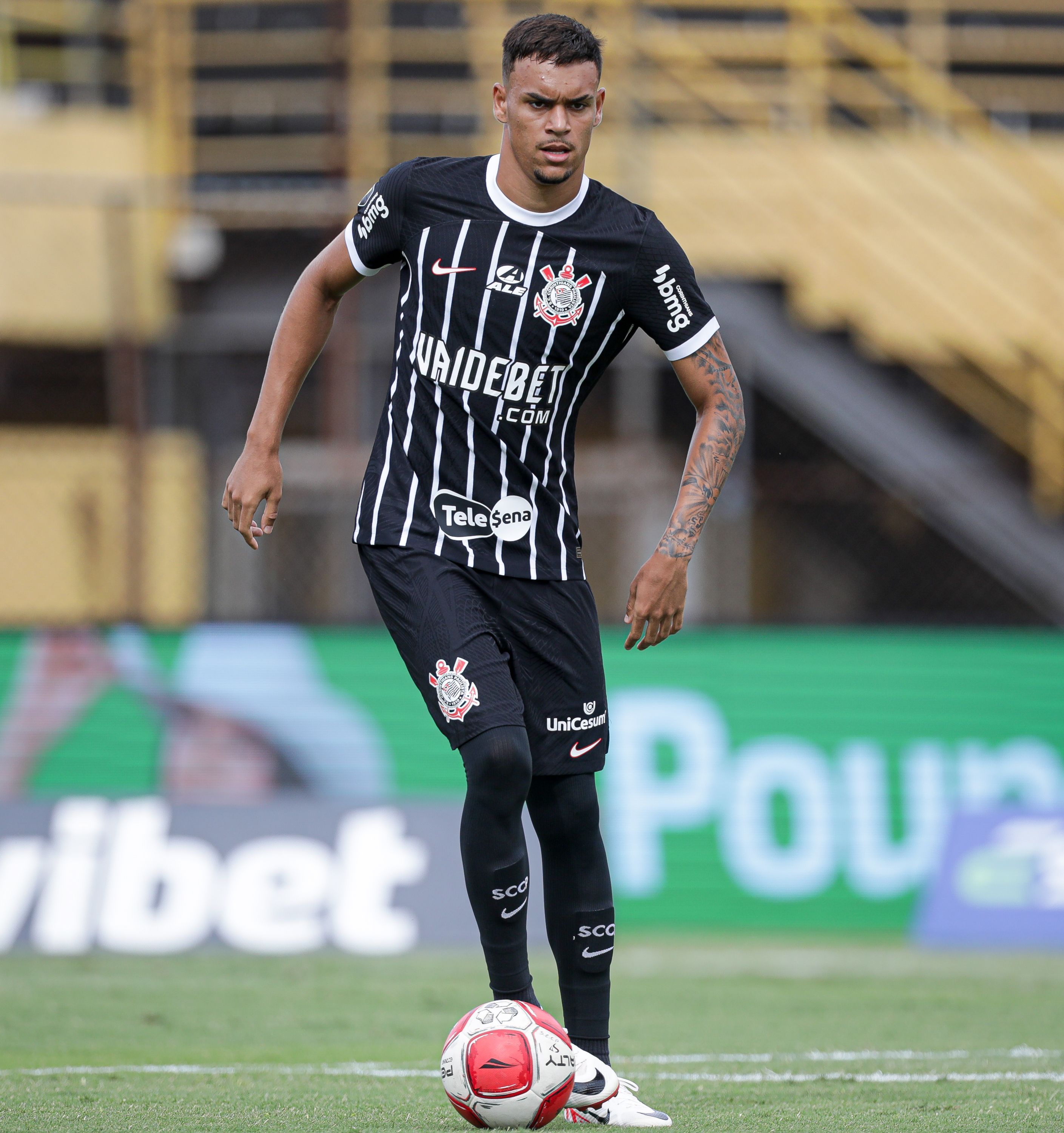 Corinthians inicia conversas e marca reunião para renovar com João Pedro Tchoca