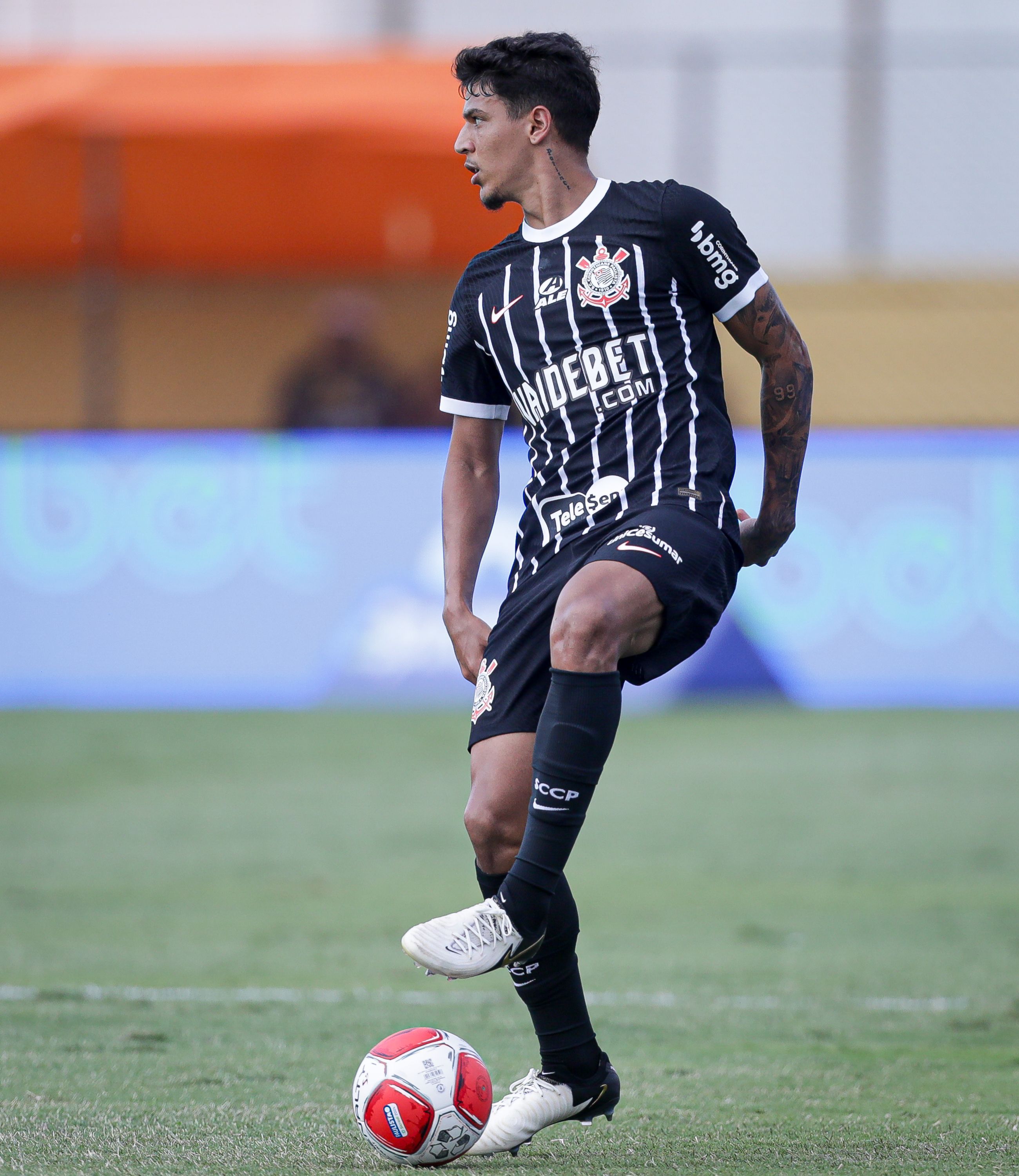Caetano perde espaço após começar o ano como titular do Corinthians