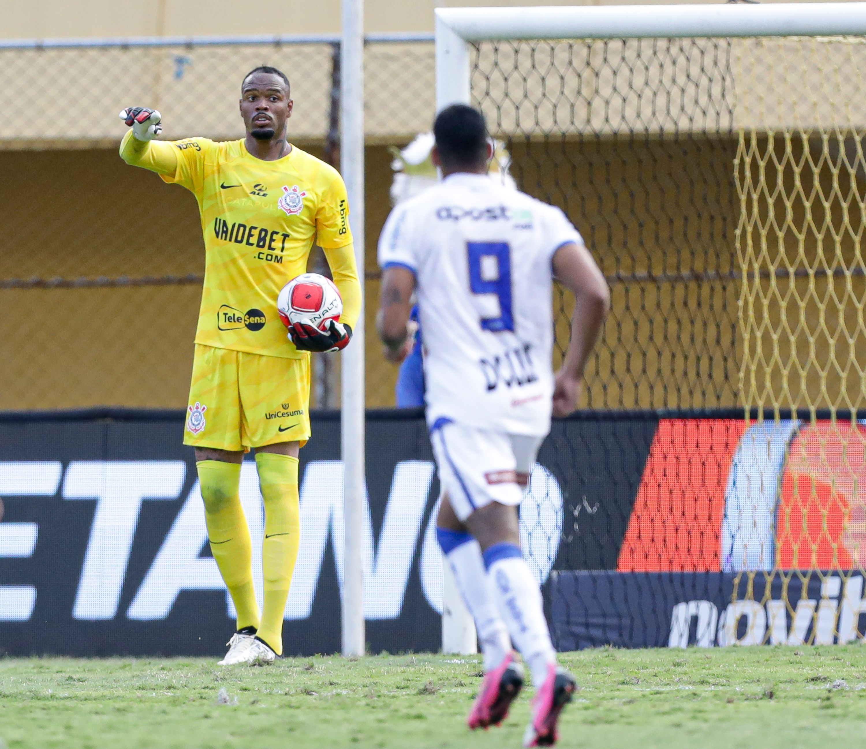Carlos Miguel se destaca no Corinthians e soma bons números contra o Água Santa