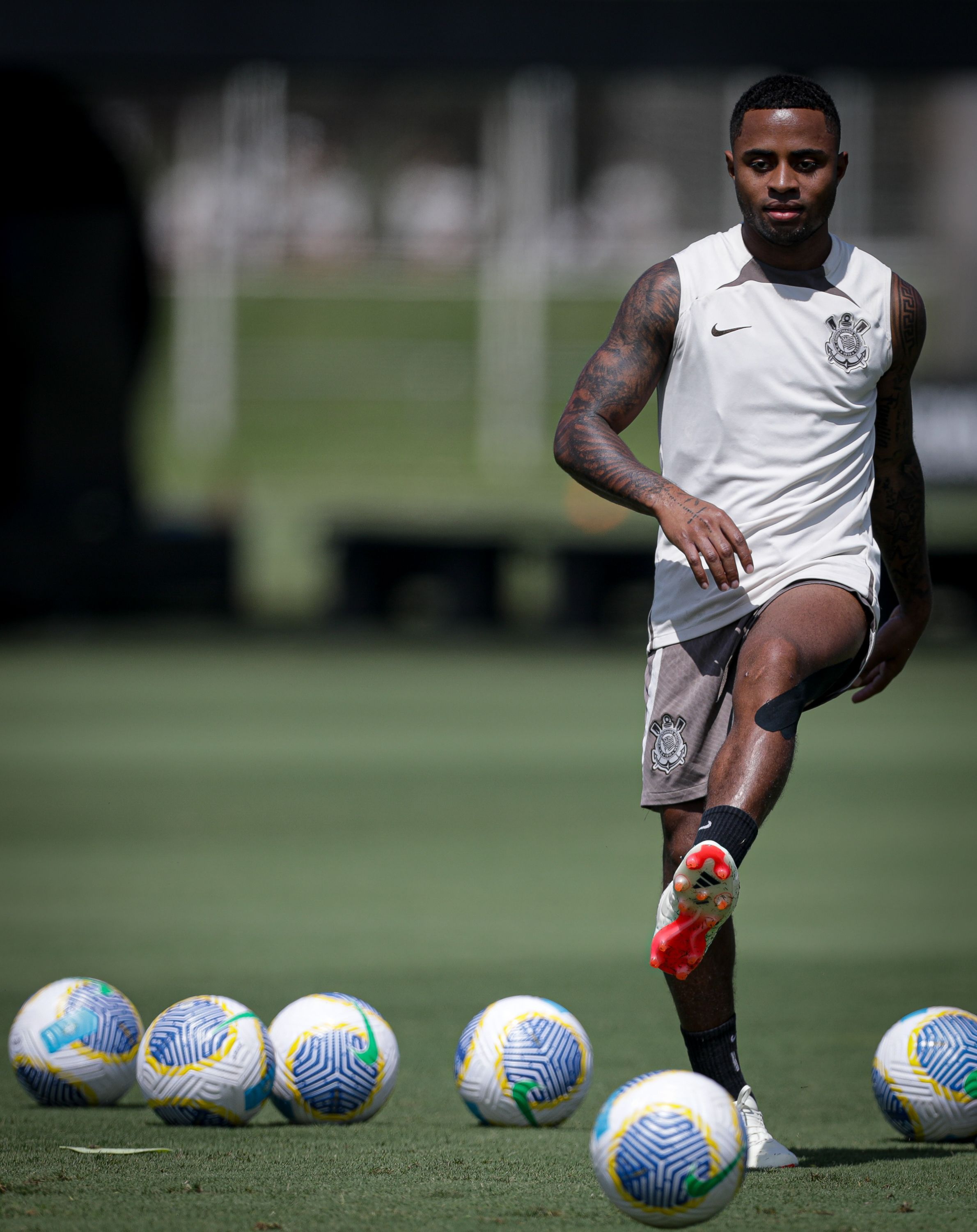 Diego Palacios volta a treinar com o elenco do Corinthians; Fausto fica no DM