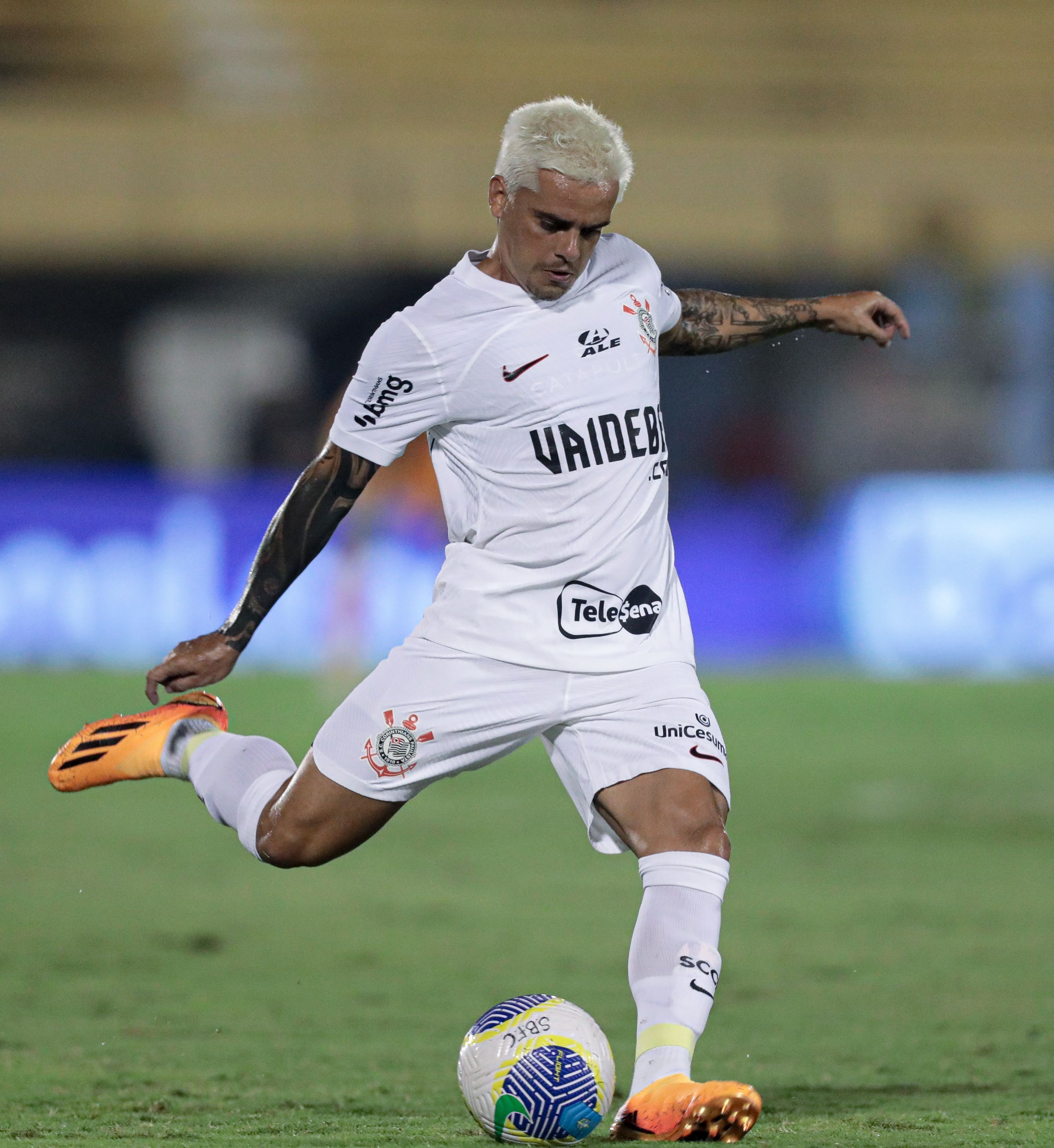 Fagner retoma bom nível no Corinthians como líder de assistências na temporada