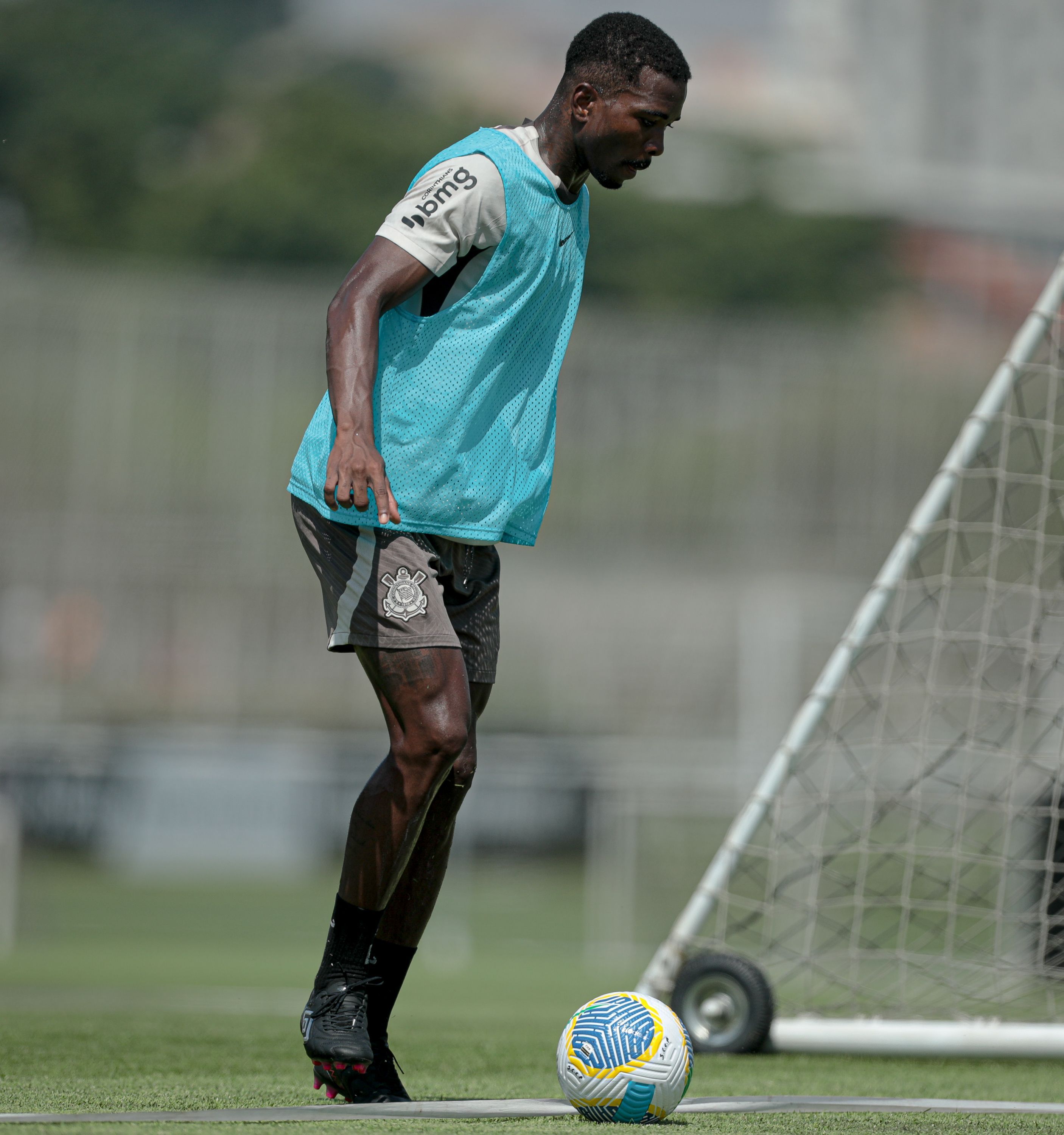 Primeira vez: Cacá deve ser titular do Corinthians em jogo-treino contra o Santos