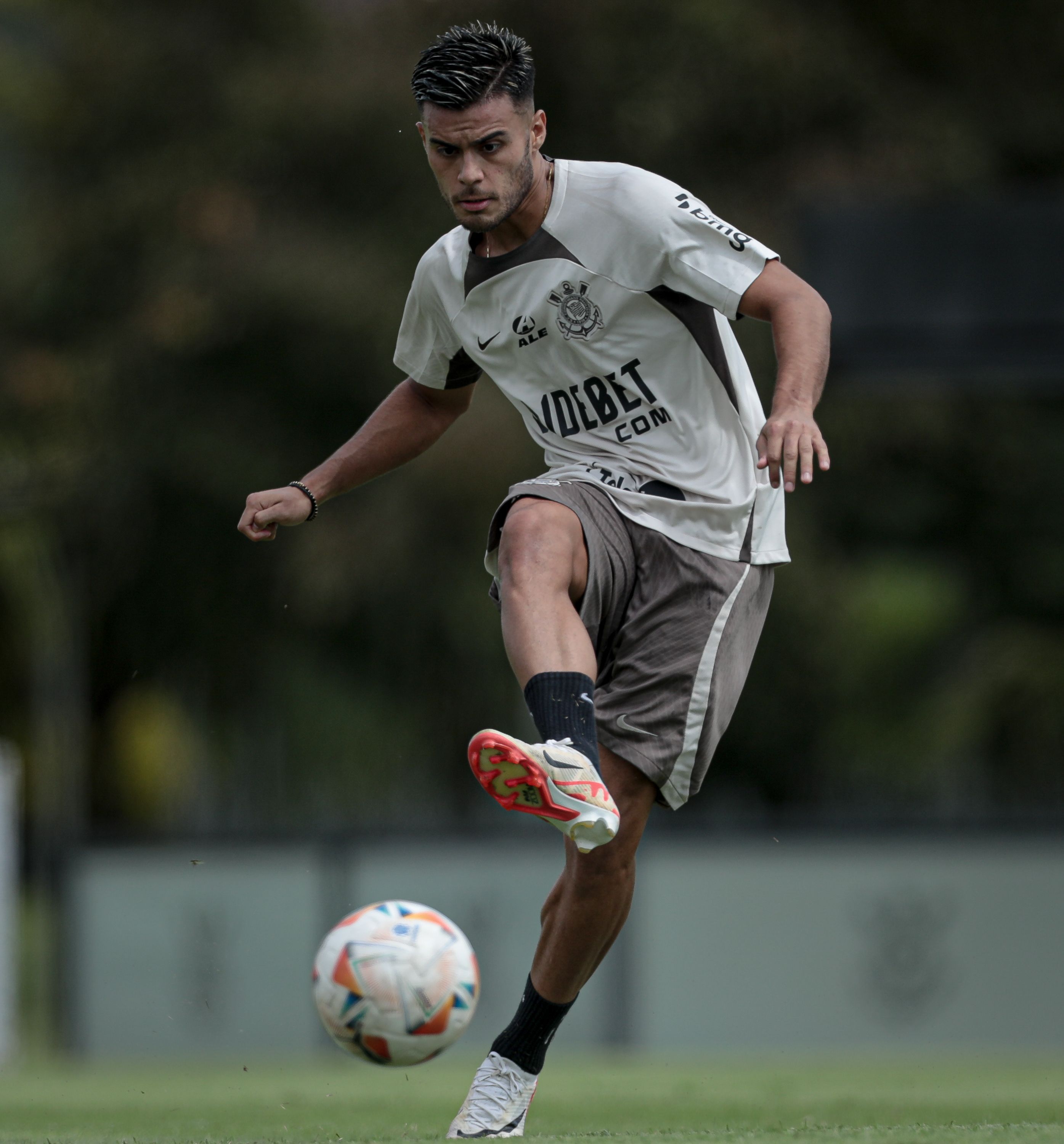 Fausto Vera treina com elenco do Corinthians e se recupera de dores no pé