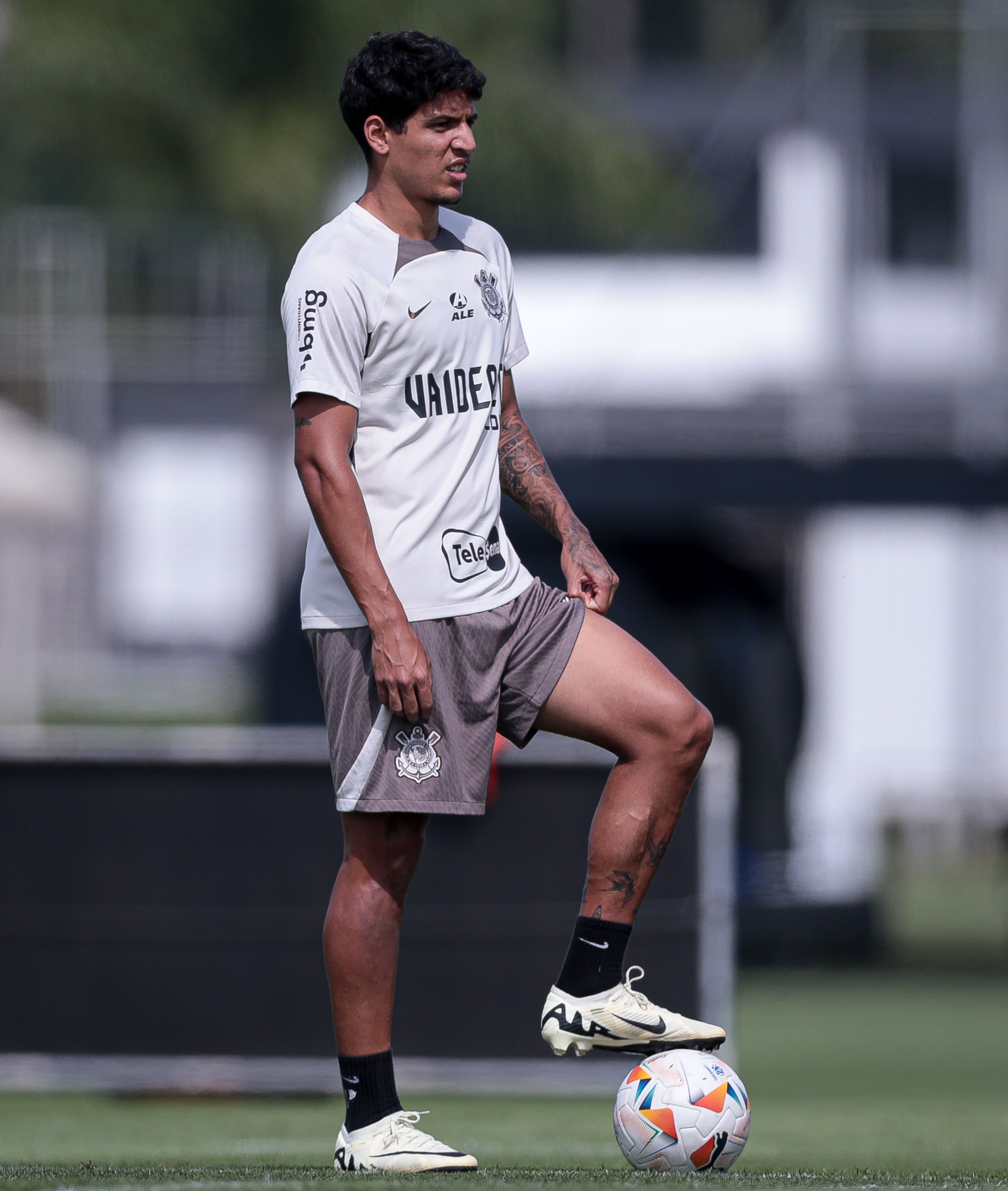Corinthians inicia conversas para renovar com o zagueiro Caetano