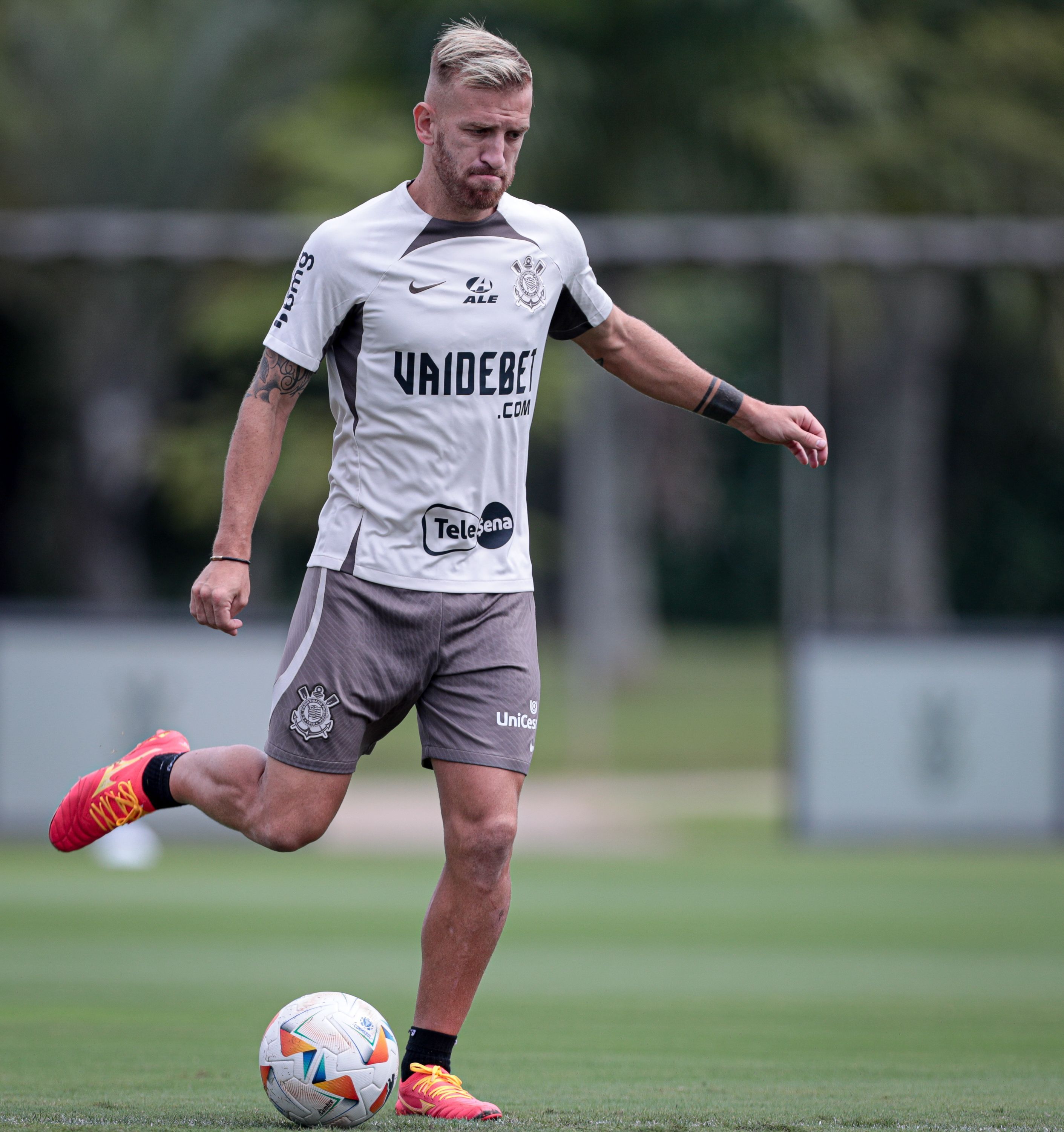 Ceará negocia com o Corinthians contratação de atacante; veja detalhes