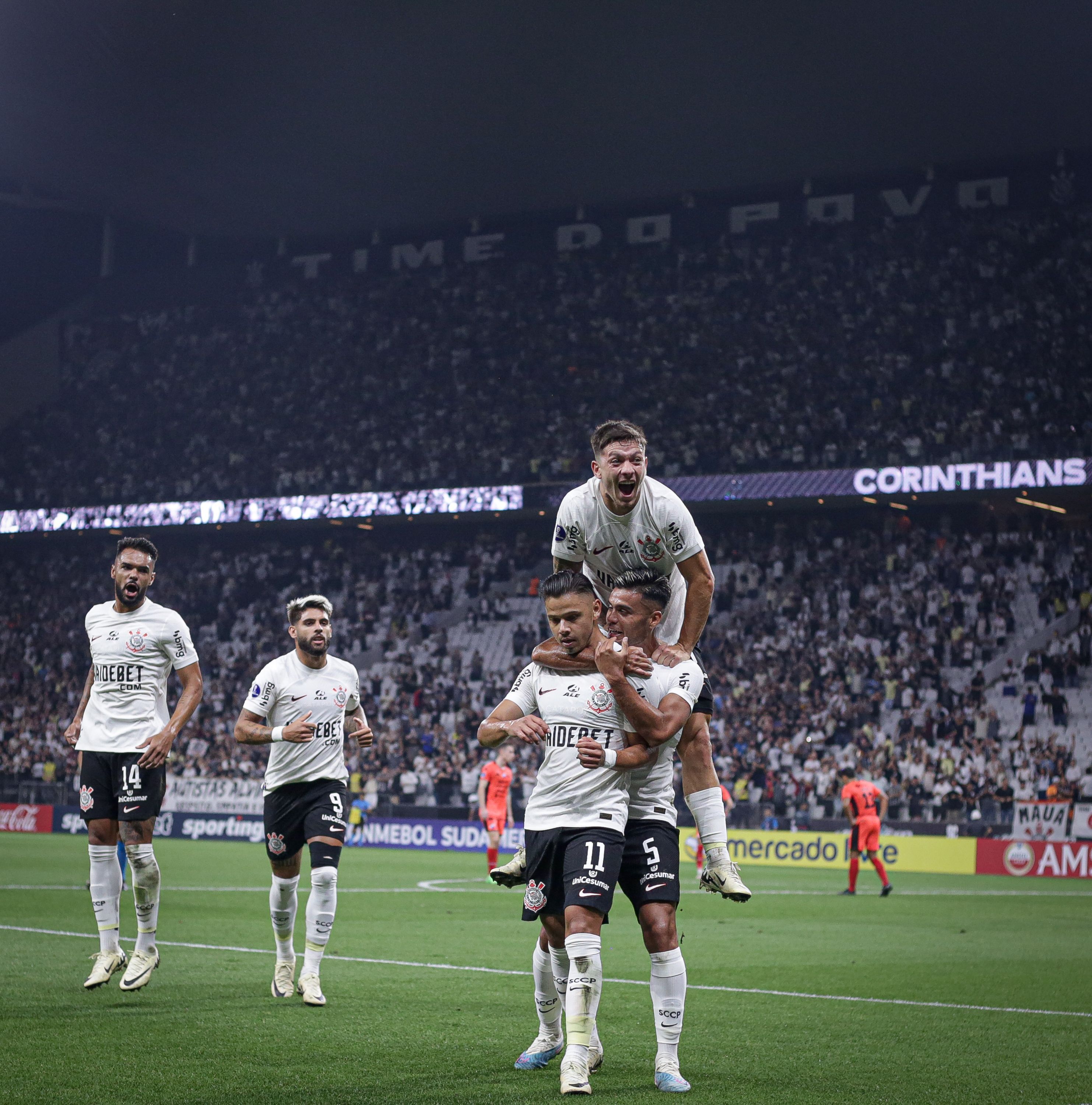 Romero explica por que não comemorou gols em goleada do Corinthians