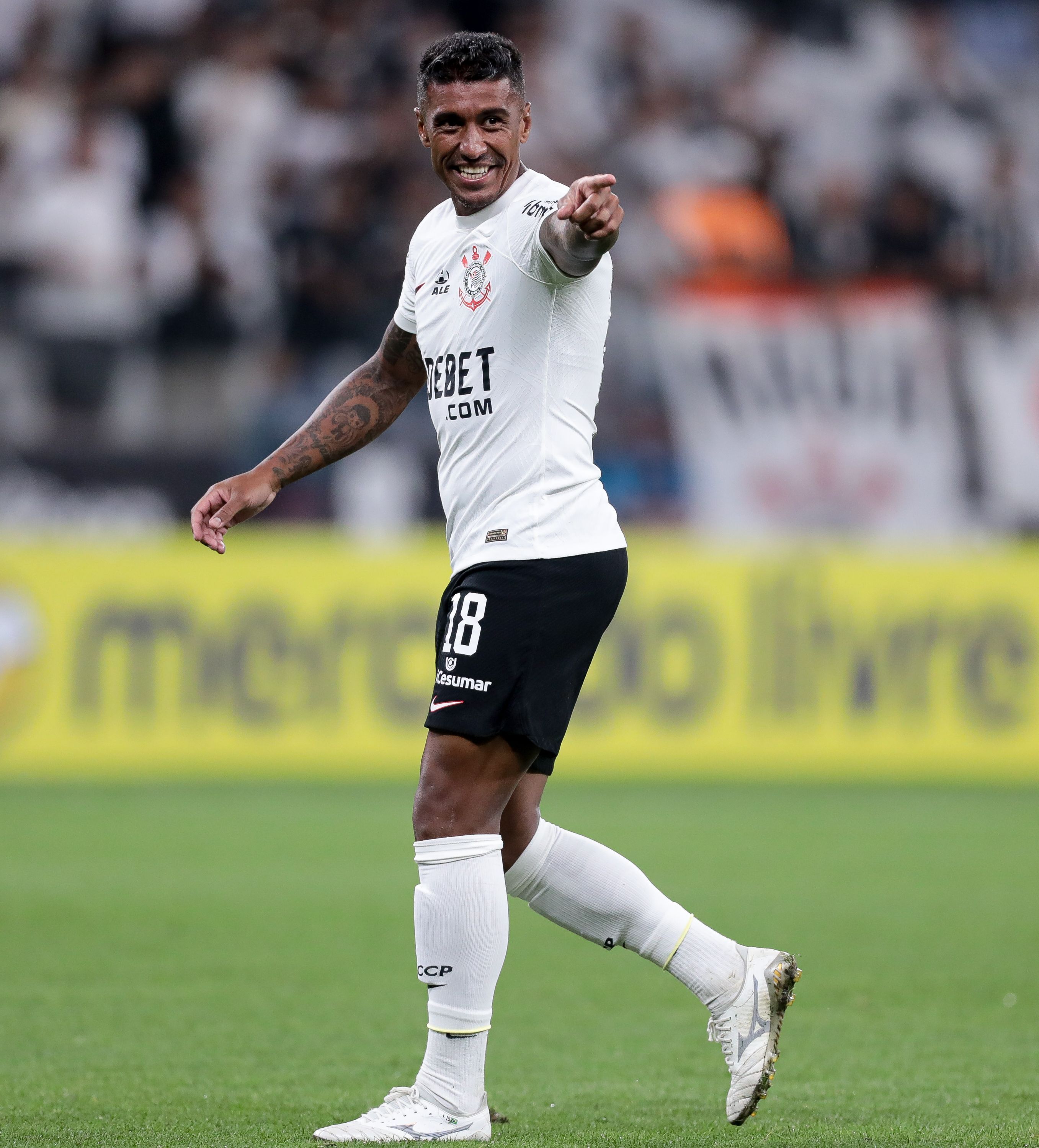 Paulinho comenta conversas por renovação e expõe desejo de ficar no Corinthians