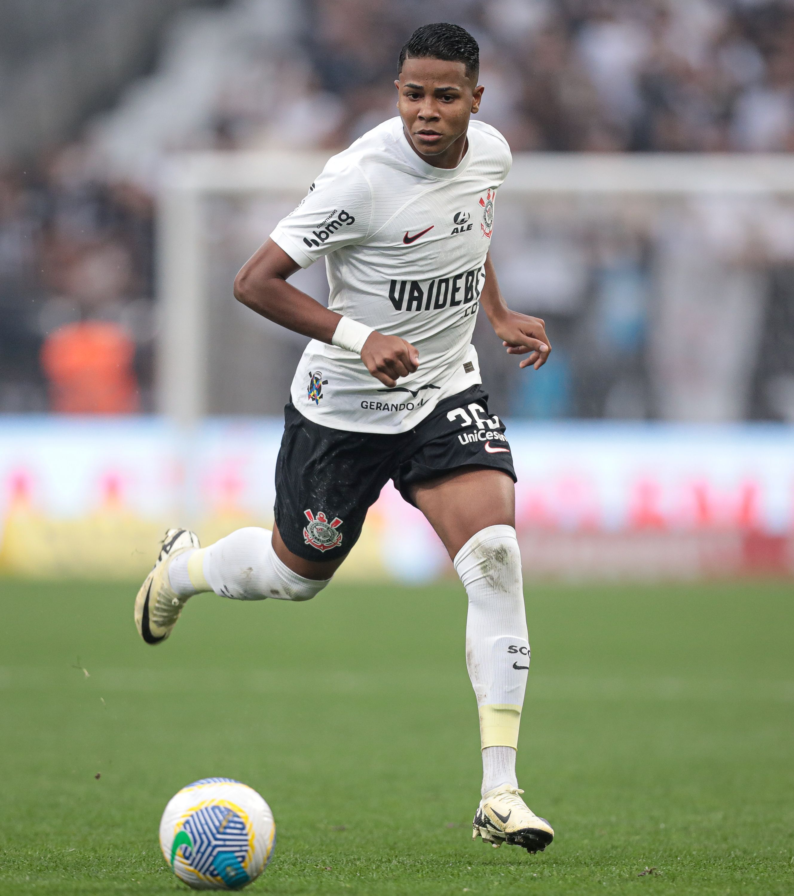 Perdendo espaço no Corinthians, Wesley lidera em dribles por jogo no Brasileirão