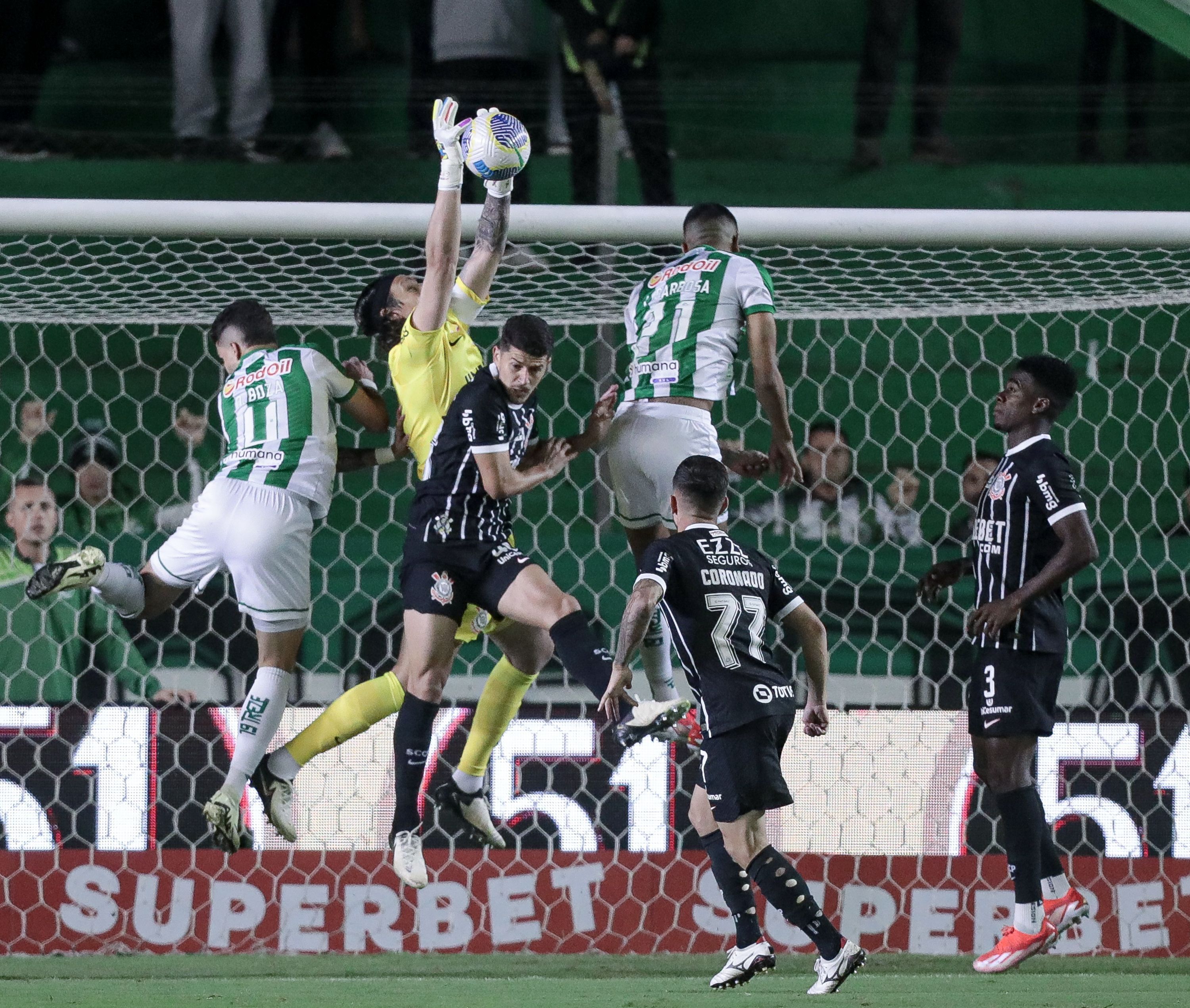 Nova tática não funciona e pode forçar trocas no Corinthians contra o Bragantino