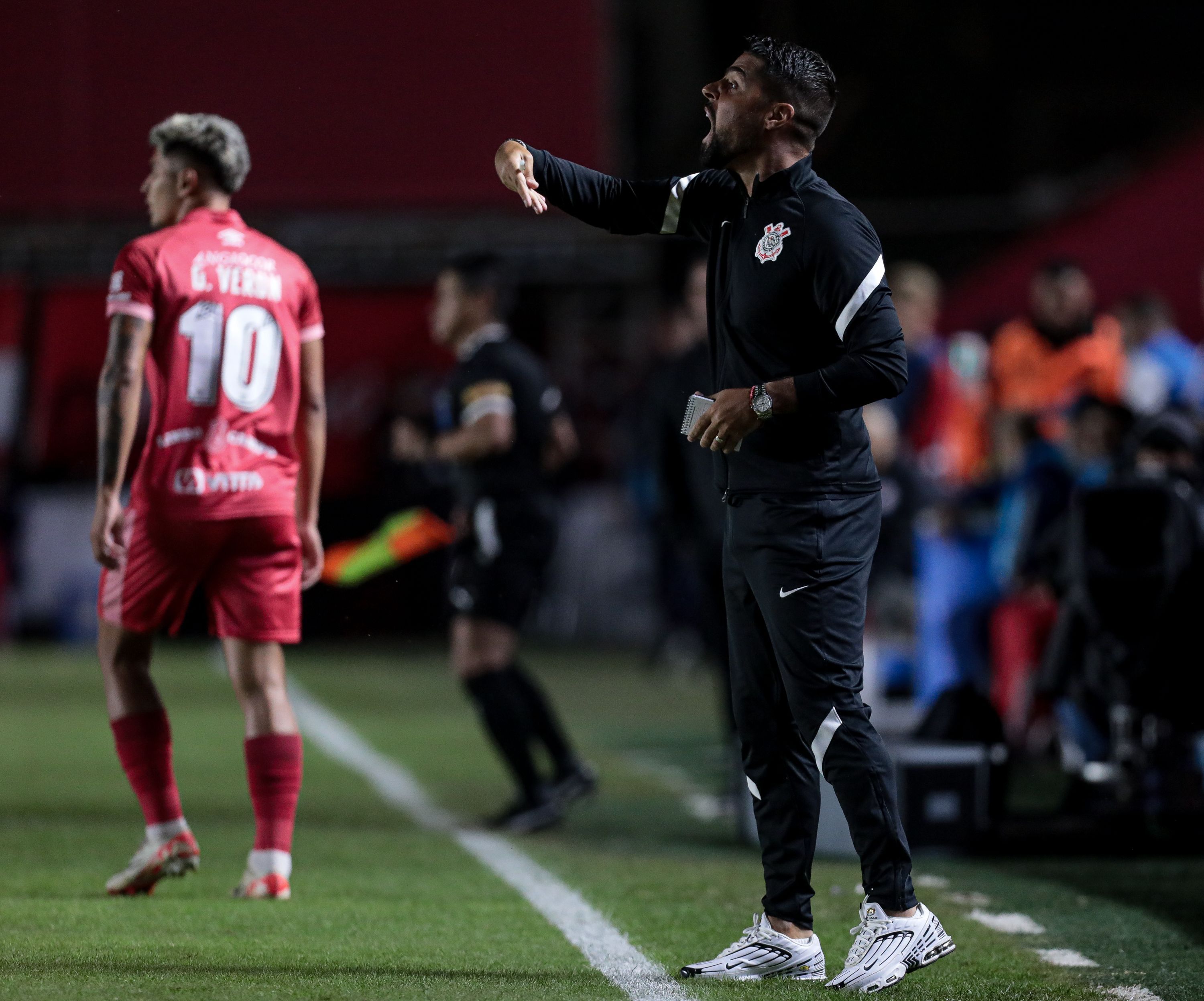 Paulinho isenta António de culpa e cobra resposta de elenco do Corinthians