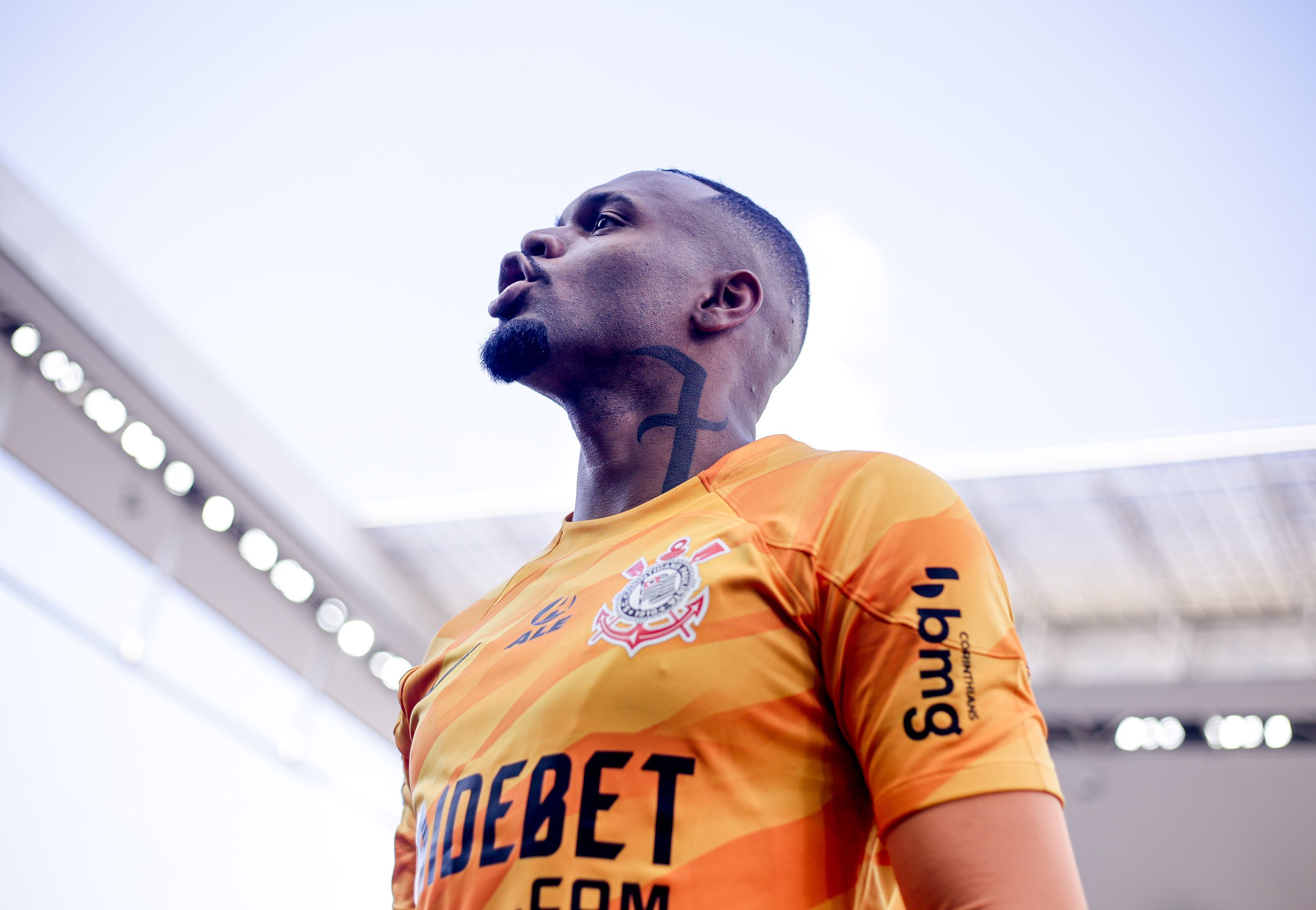 Multa de Carlos Miguel diminui, e Corinthians corre por novo contrato