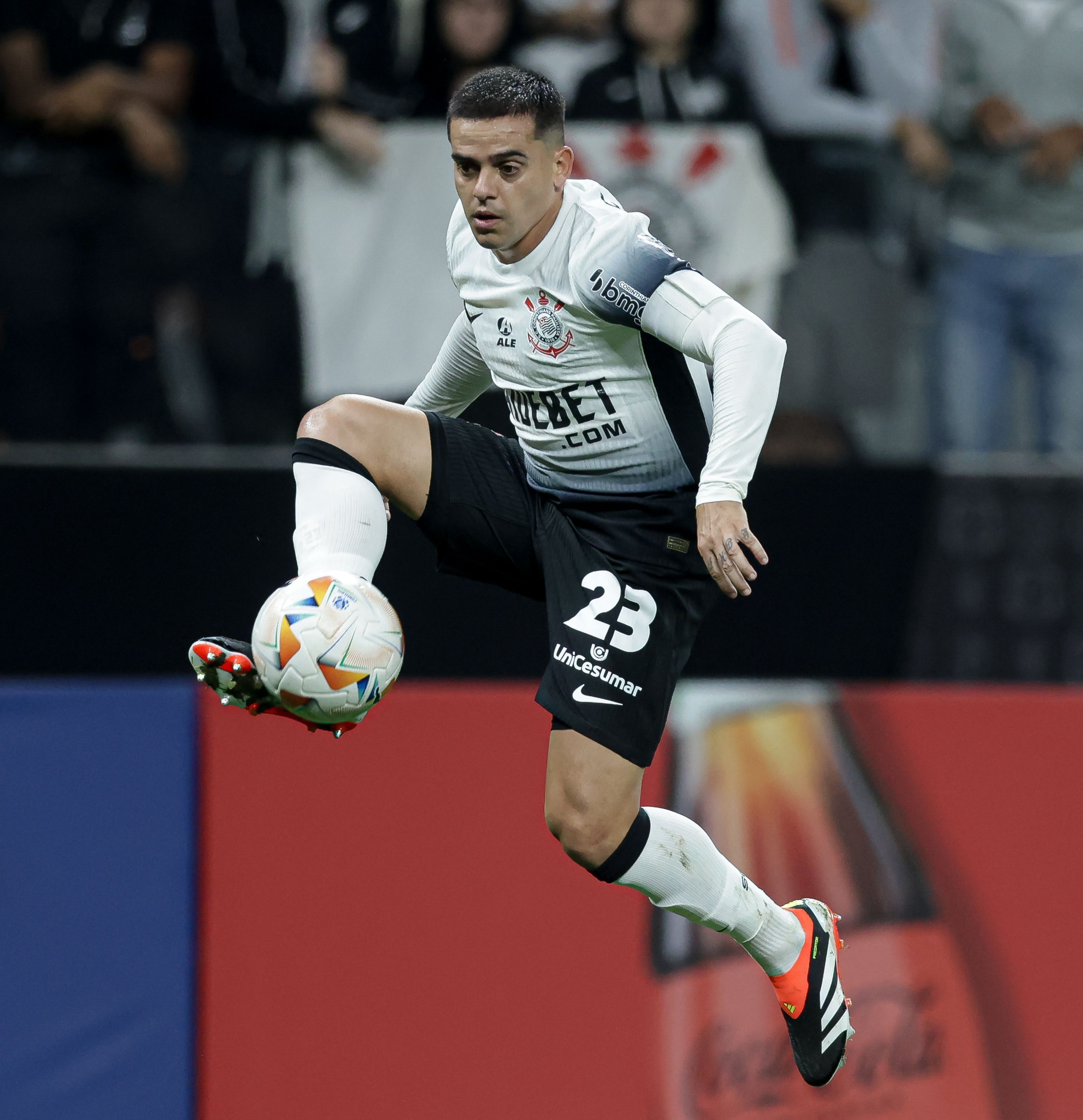 António Oliveira confirma desfalque de Fagner em Corinthians x Palmeiras