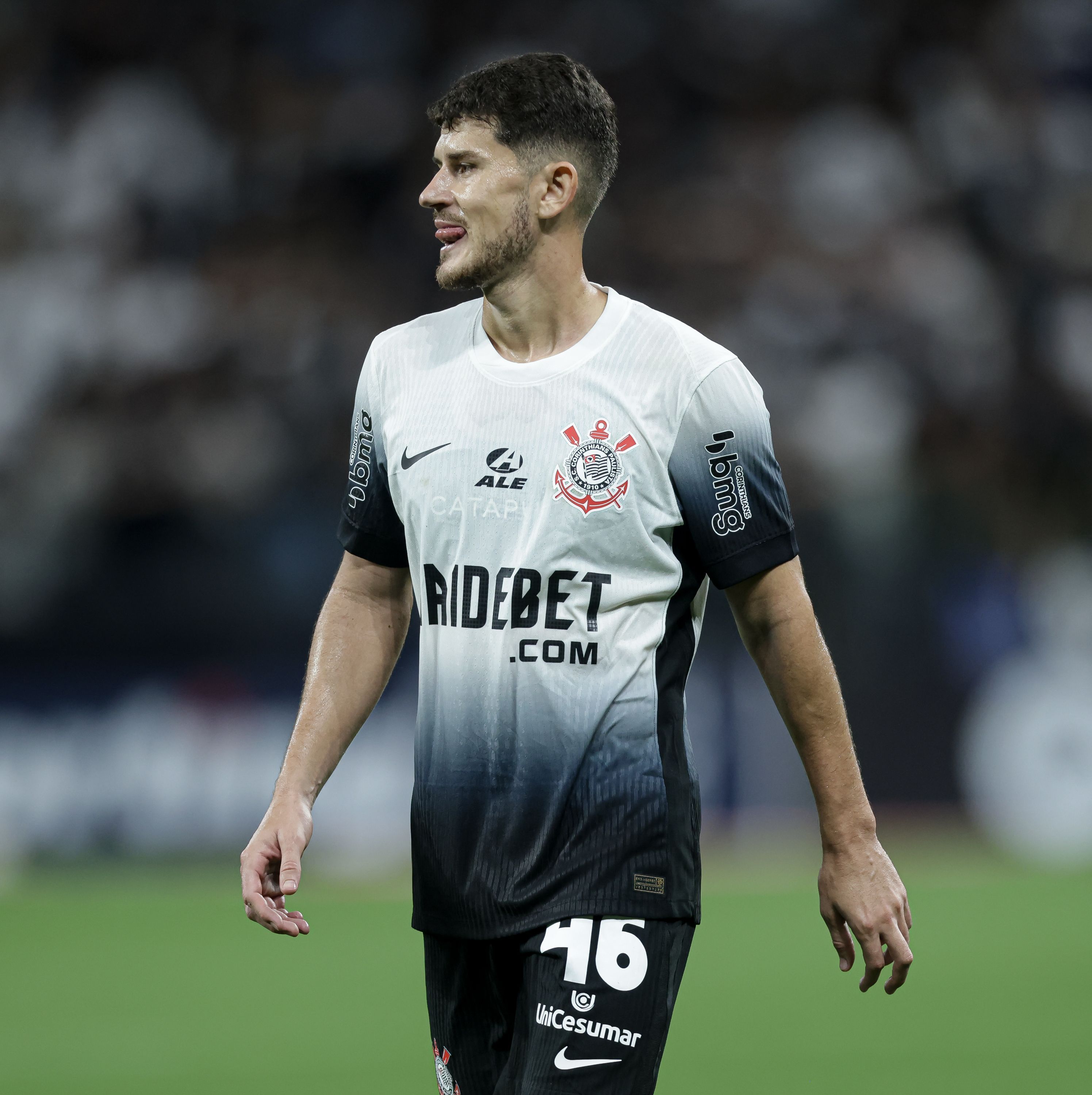 Hugo evolui no Corinthians e ganha elogios de António Oliveira: 'Salta aos olhos'