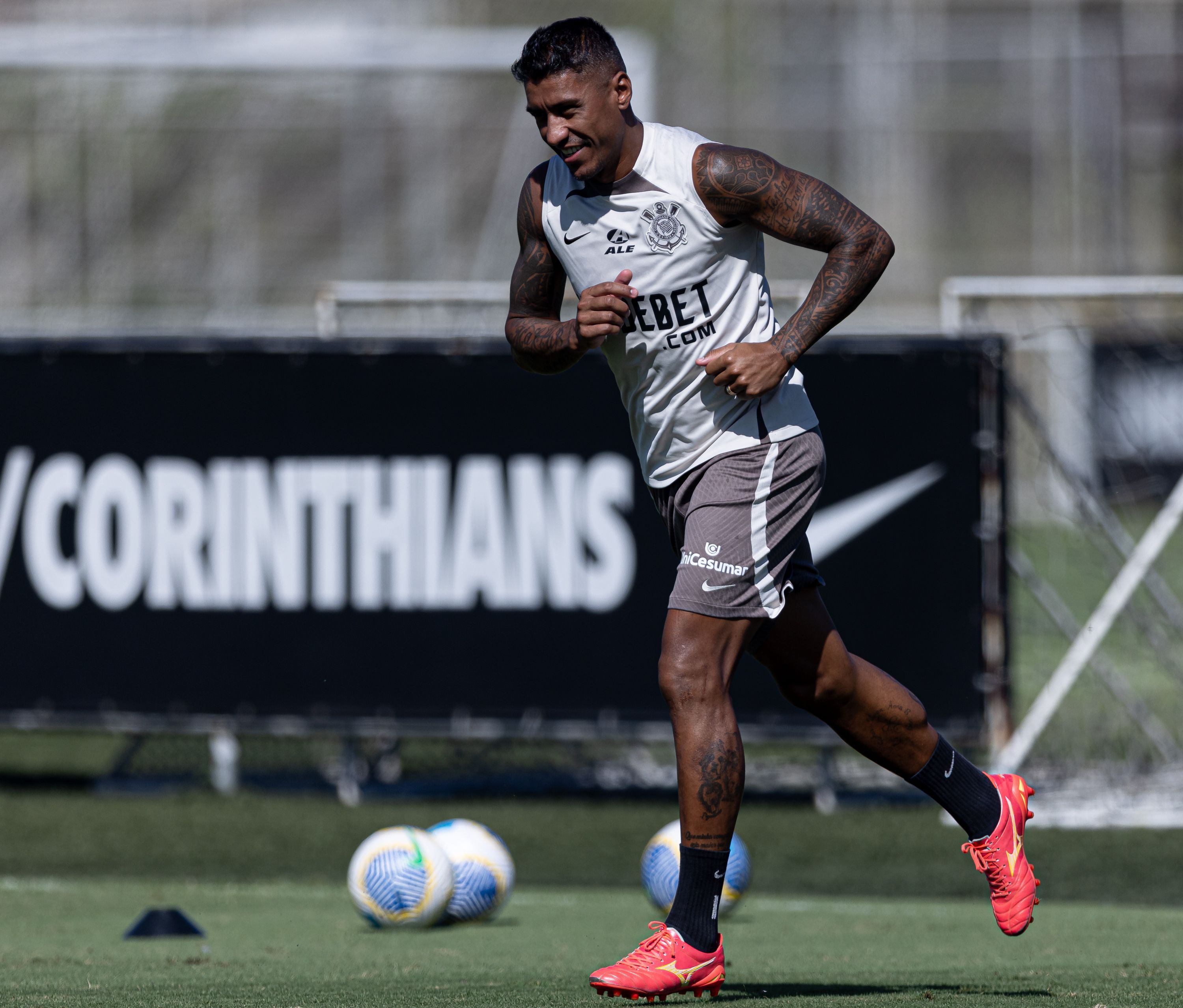 Negociações travam e Paulinho fica distante de renovação com o Corinthians