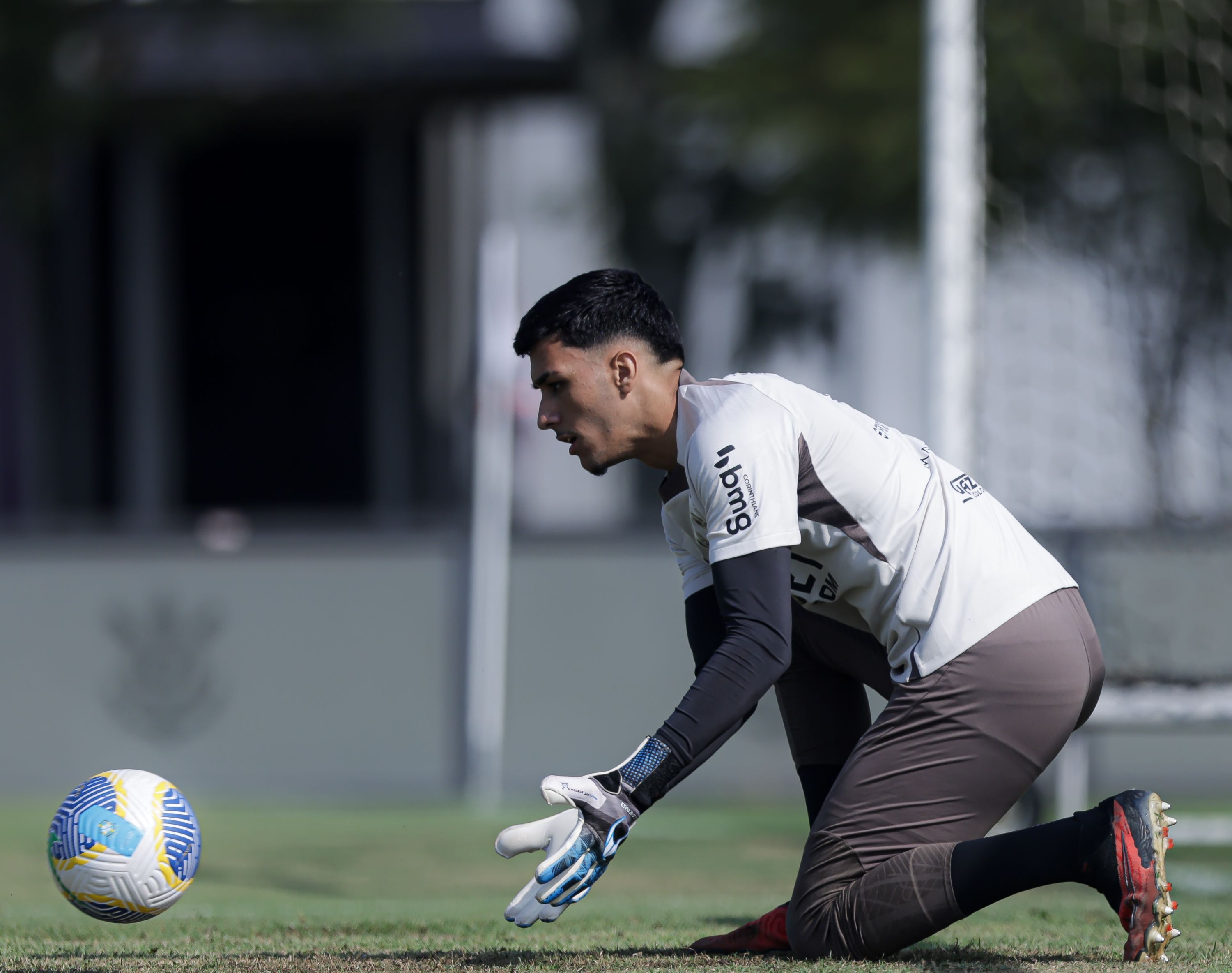 Dia um depois de Cássio: goleiros da base ganham espaço no CT do Corinthians