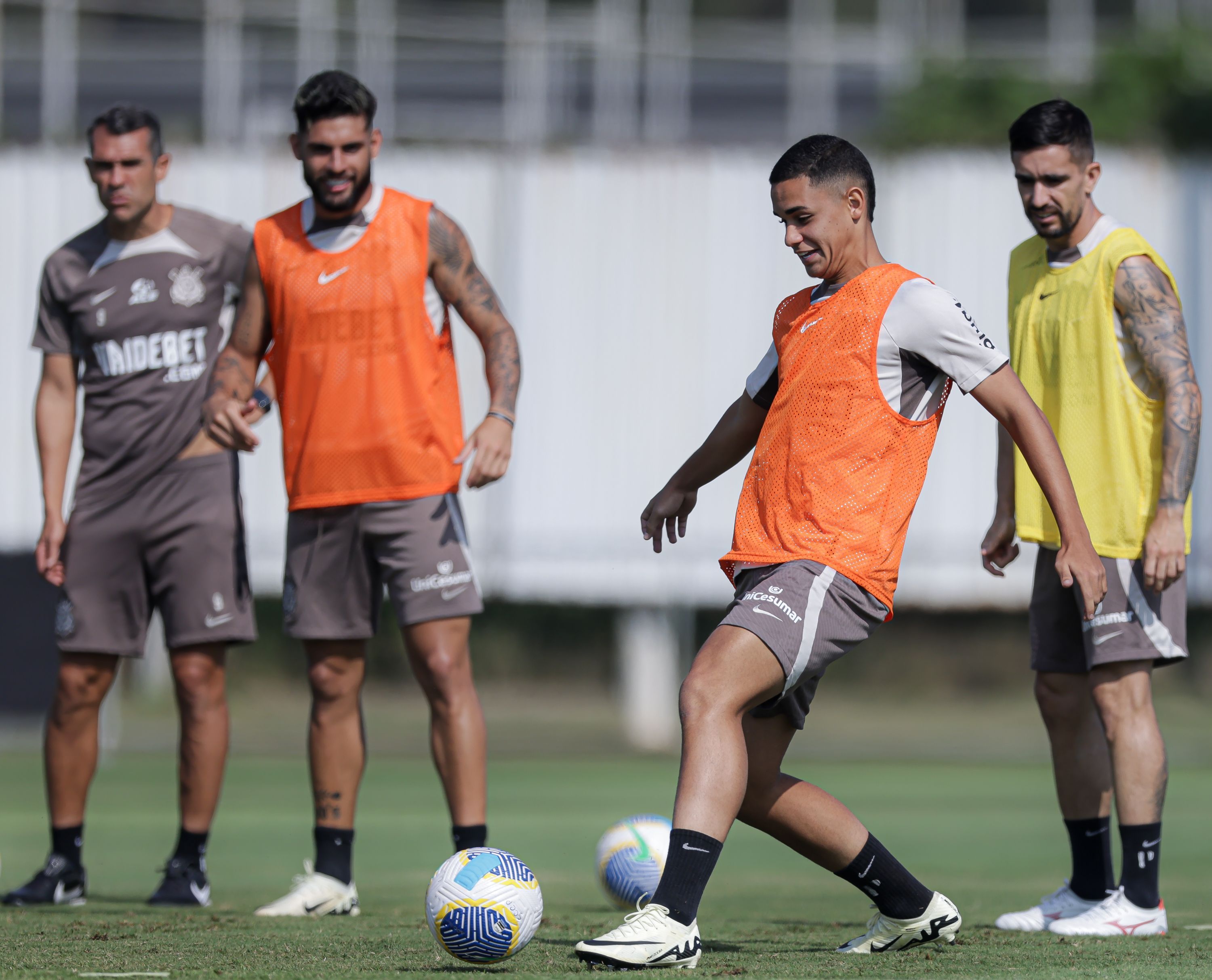 Corinthians se reapresenta ao CT com presença de Paulinho e jovens da base