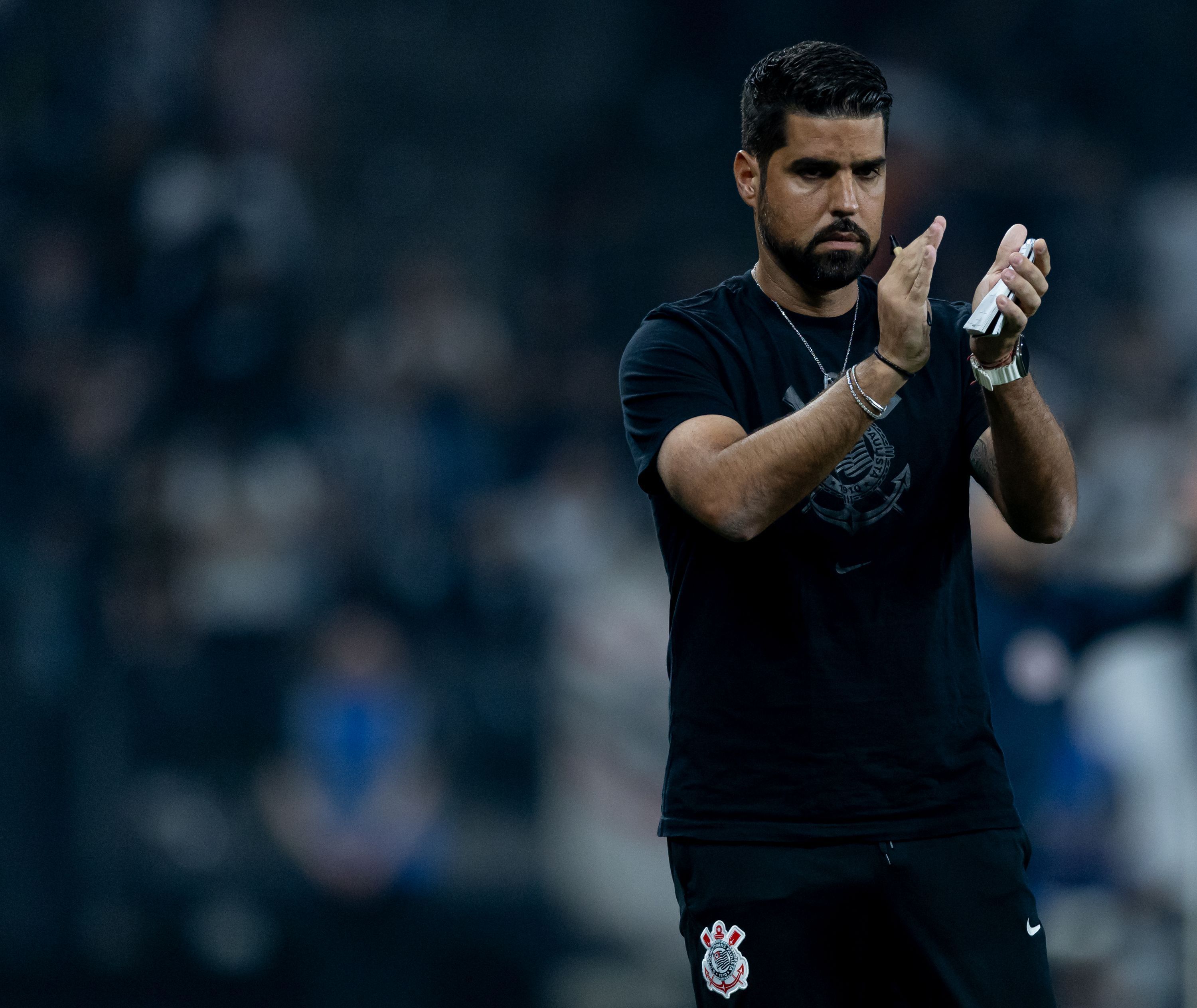 António Oliveira cobra reforços no Corinthians e evita falar sobre Deyverson