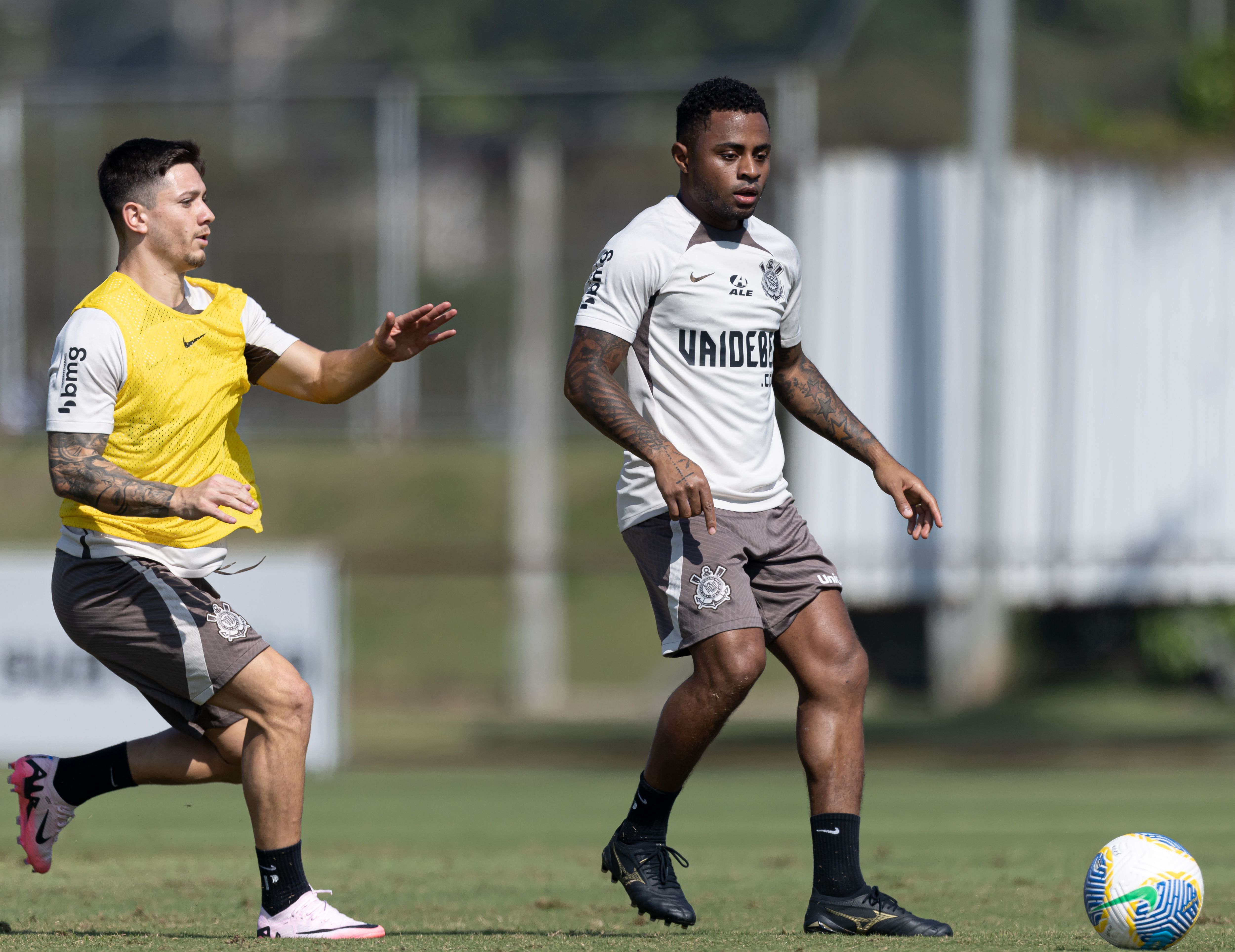 Palacios retoma treinos integrais com o elenco do Corinthians