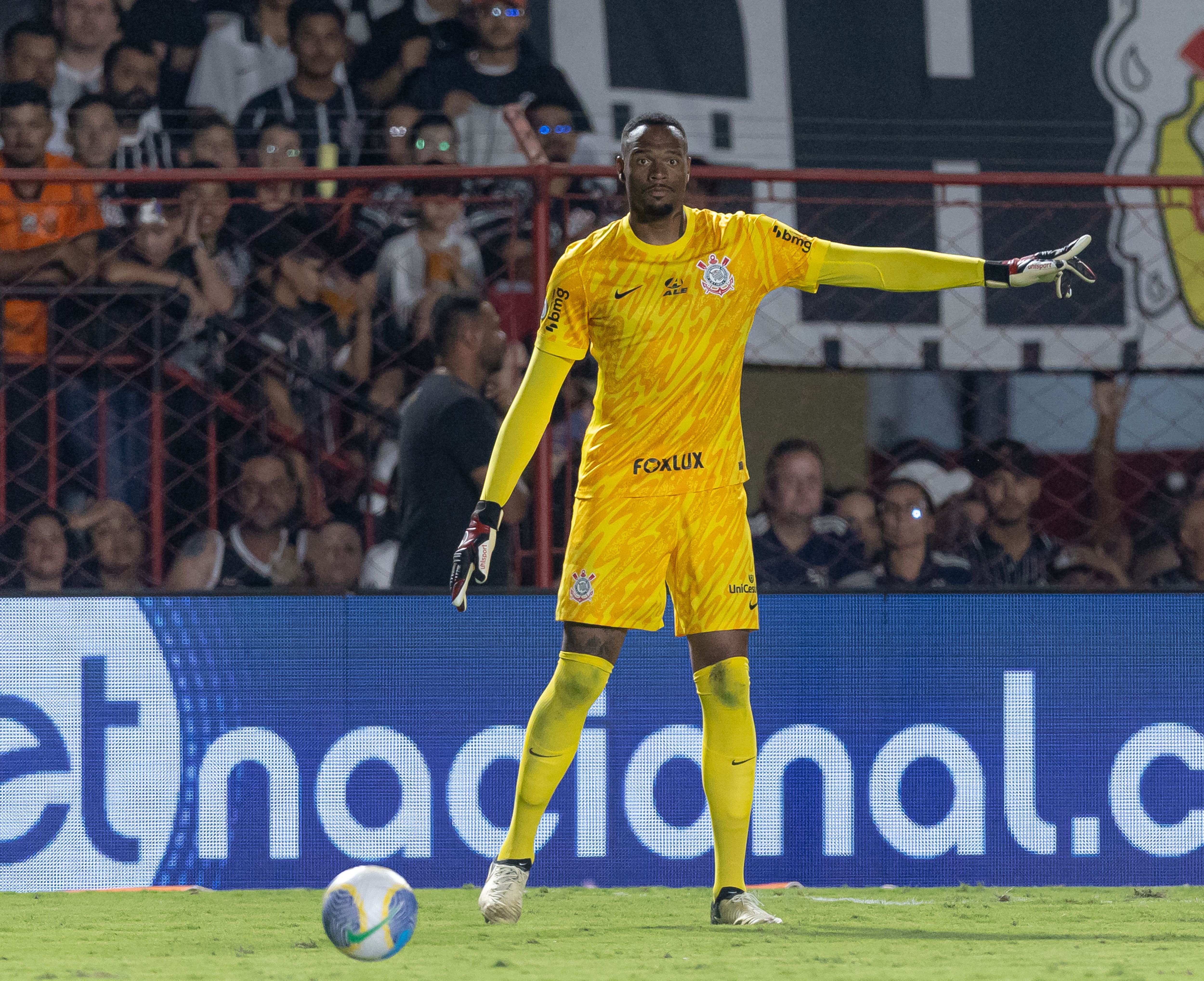 António Oliveira explica utilização de Carlos Miguel no Corinthians: 'É nosso jogador'