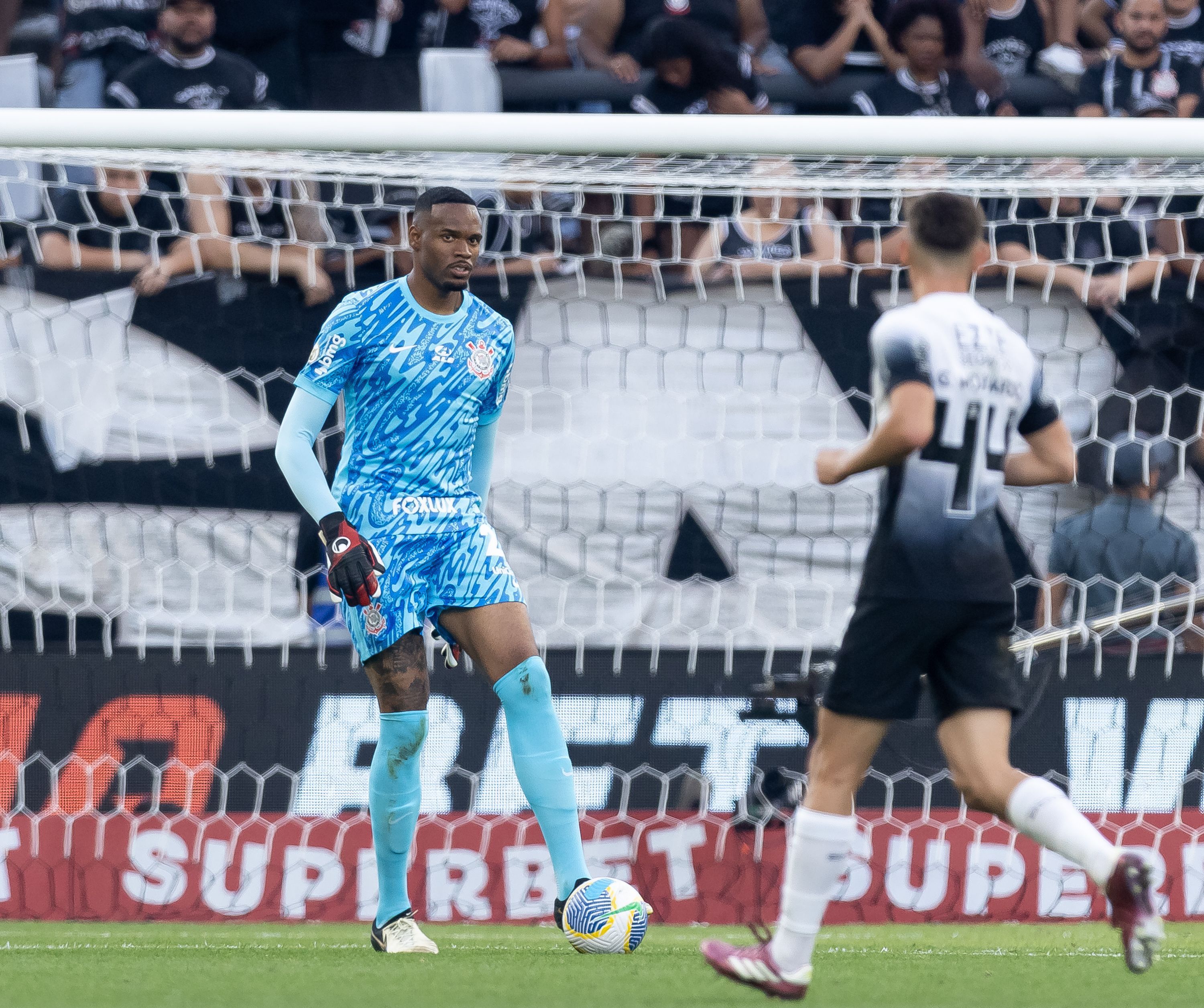 Corinthians propõe renovação a Carlos Miguel e espera definição nesta semana