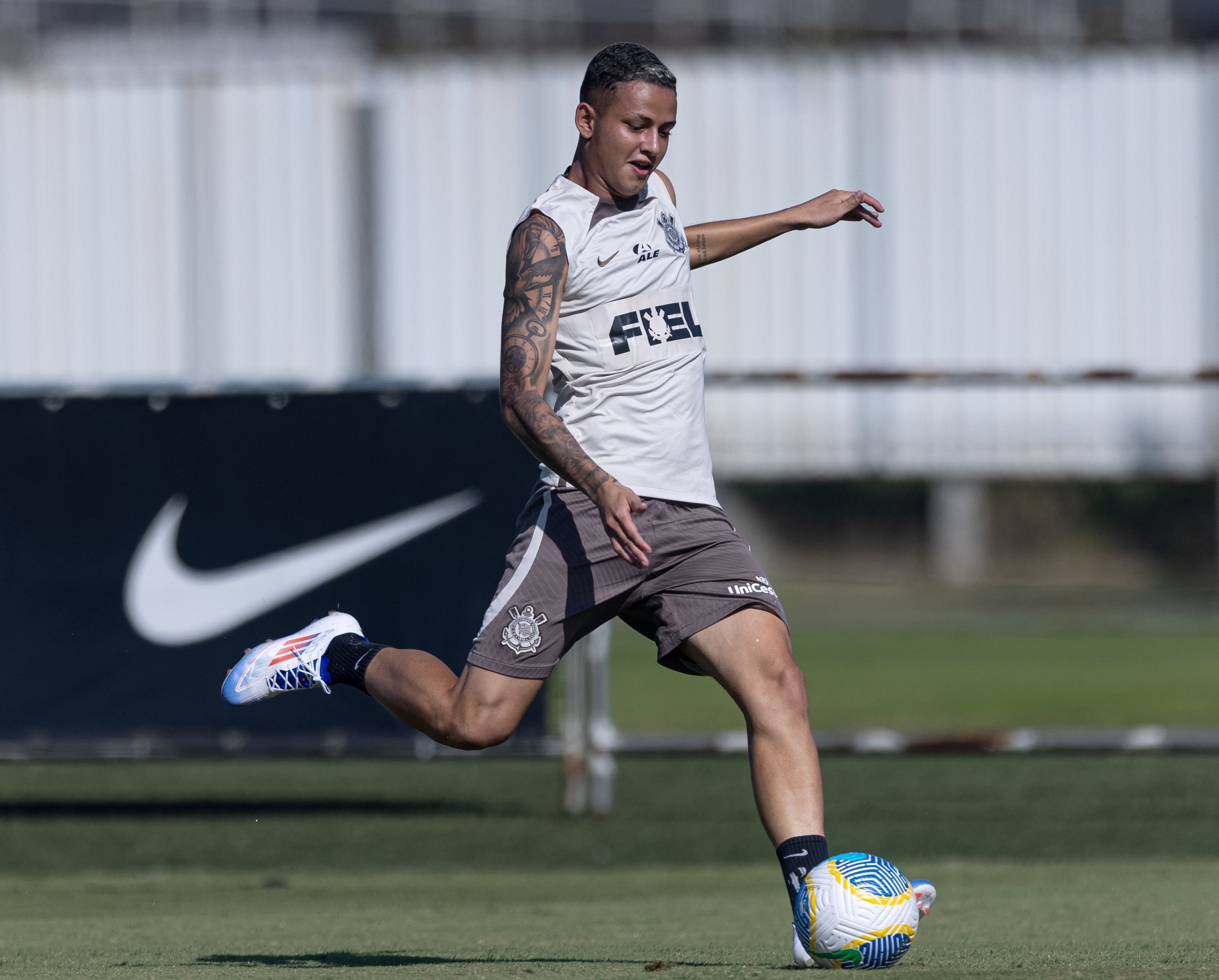 Com contrato renovado, Kayke retoma treinos com o profissional do Corinthians