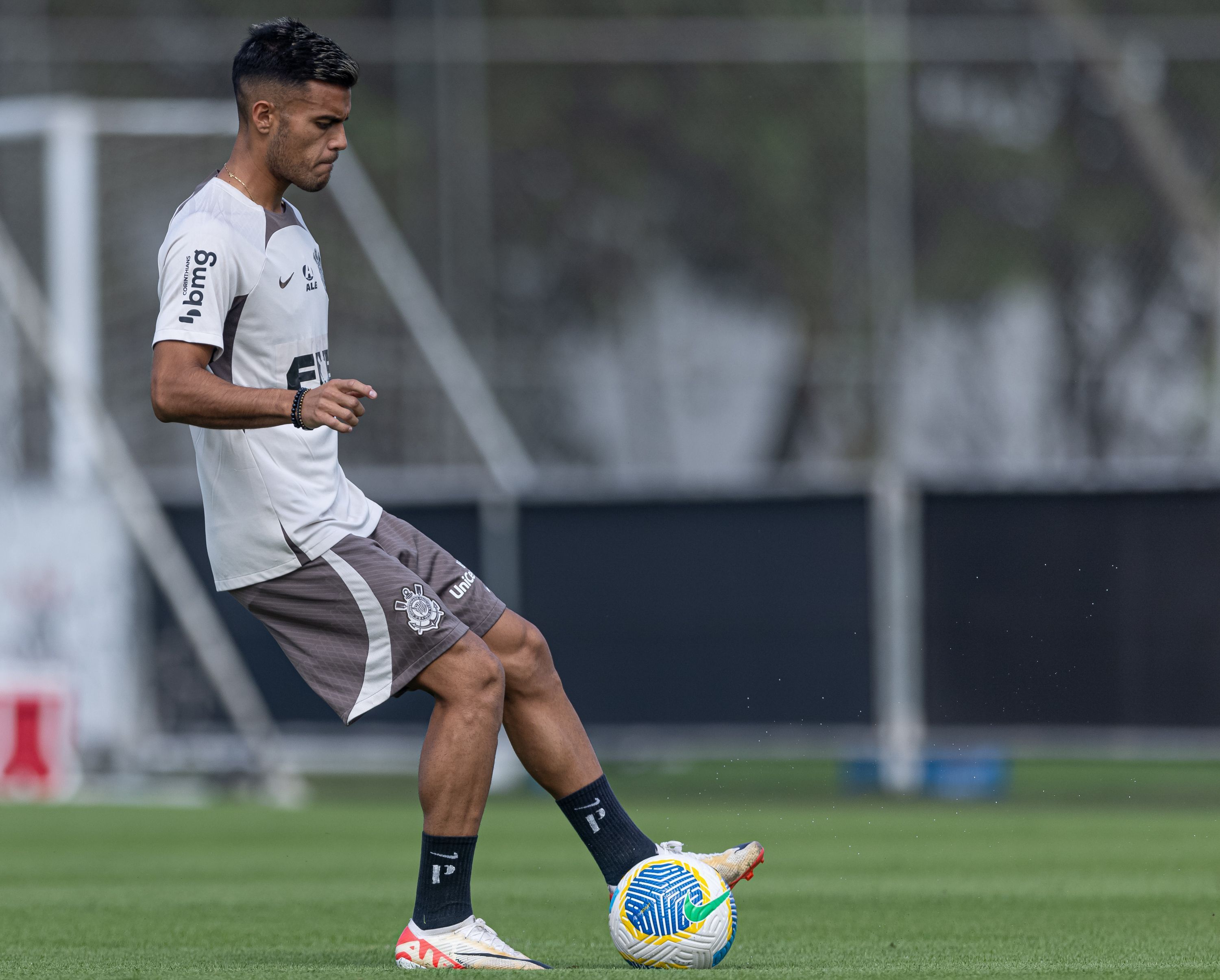 Próximo do Atlético, Fausto Vera retoma treinos com elenco do Corinthians